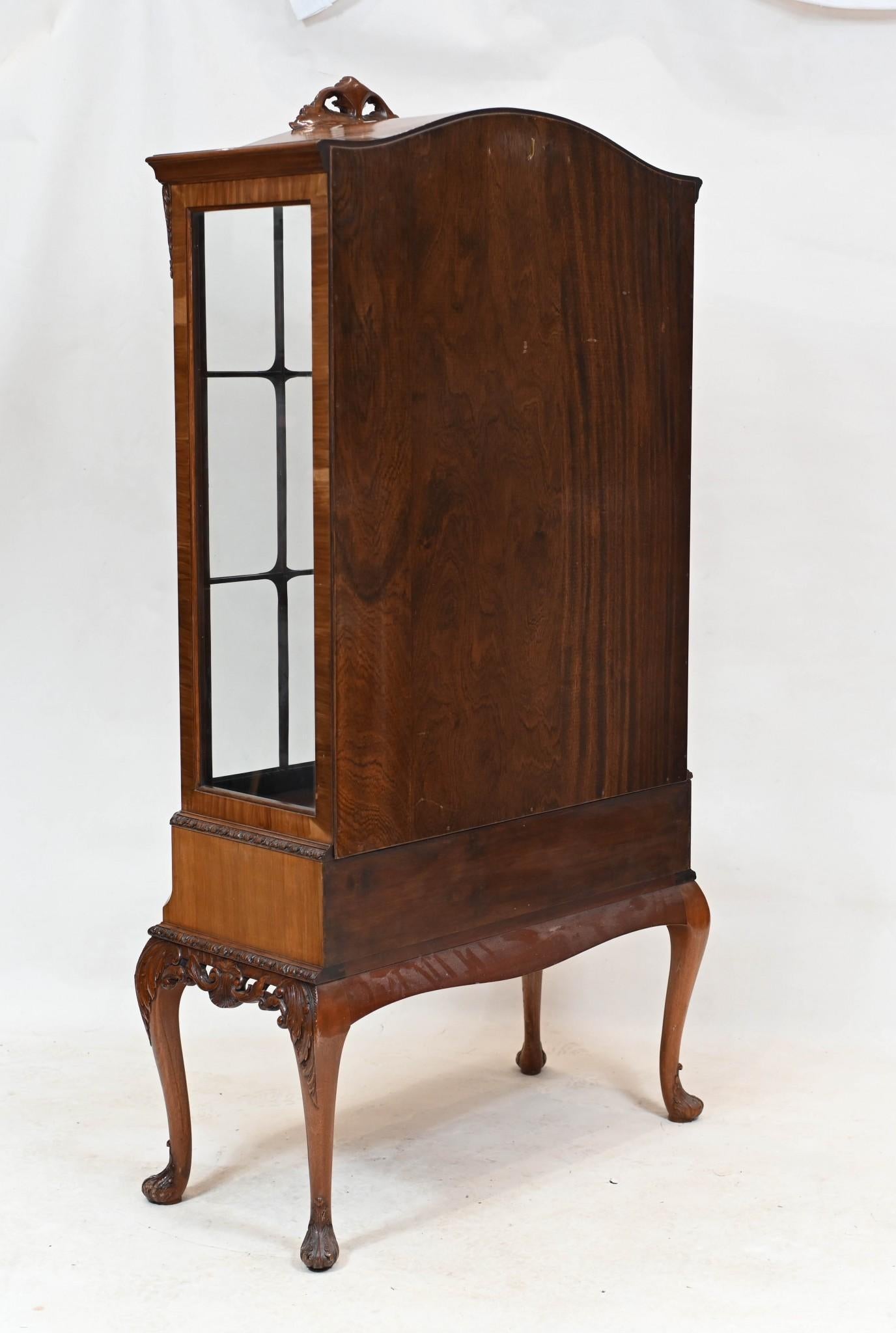 Metà XX secolo Vetrinetta Epstein in noce Vitrine 1930 in vendita