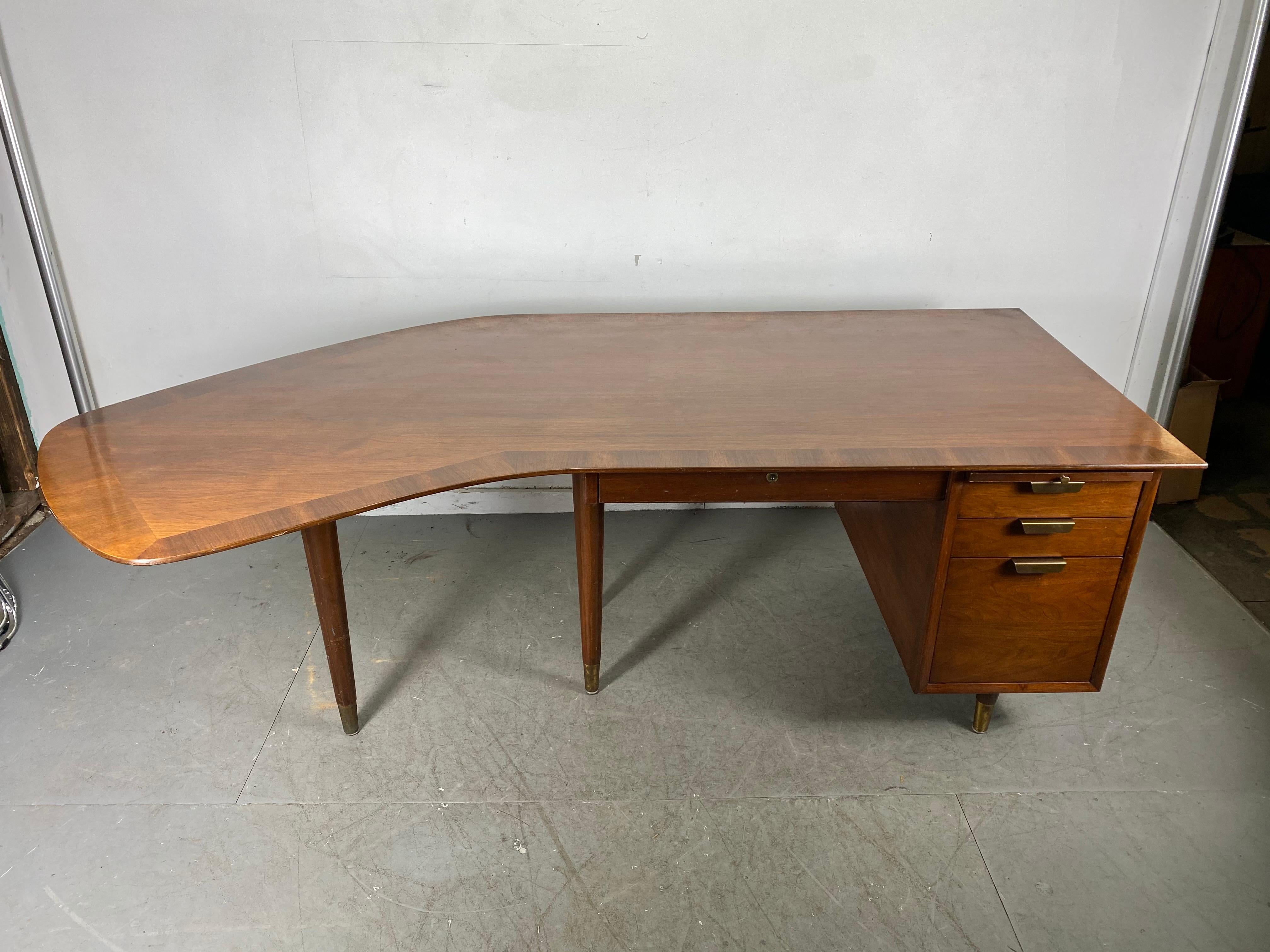 Walnut Executive Boomerang Desk by William H. Sullivan for Standard Furniture In Good Condition In Buffalo, NY