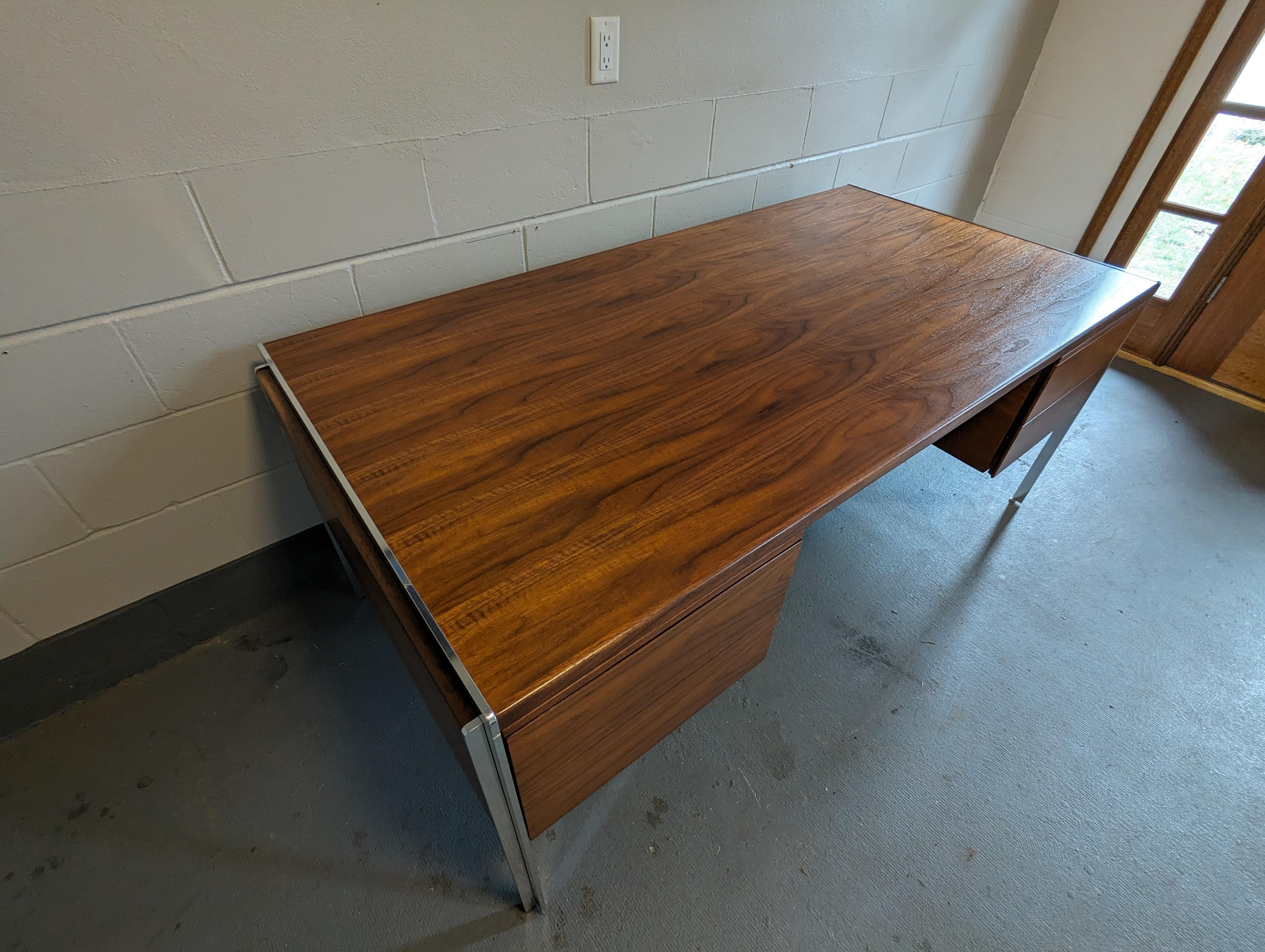 Walnut Executive Desk by Alexis Yermakov for Stow Davis In Good Condition For Sale In Cedar Falls, IA