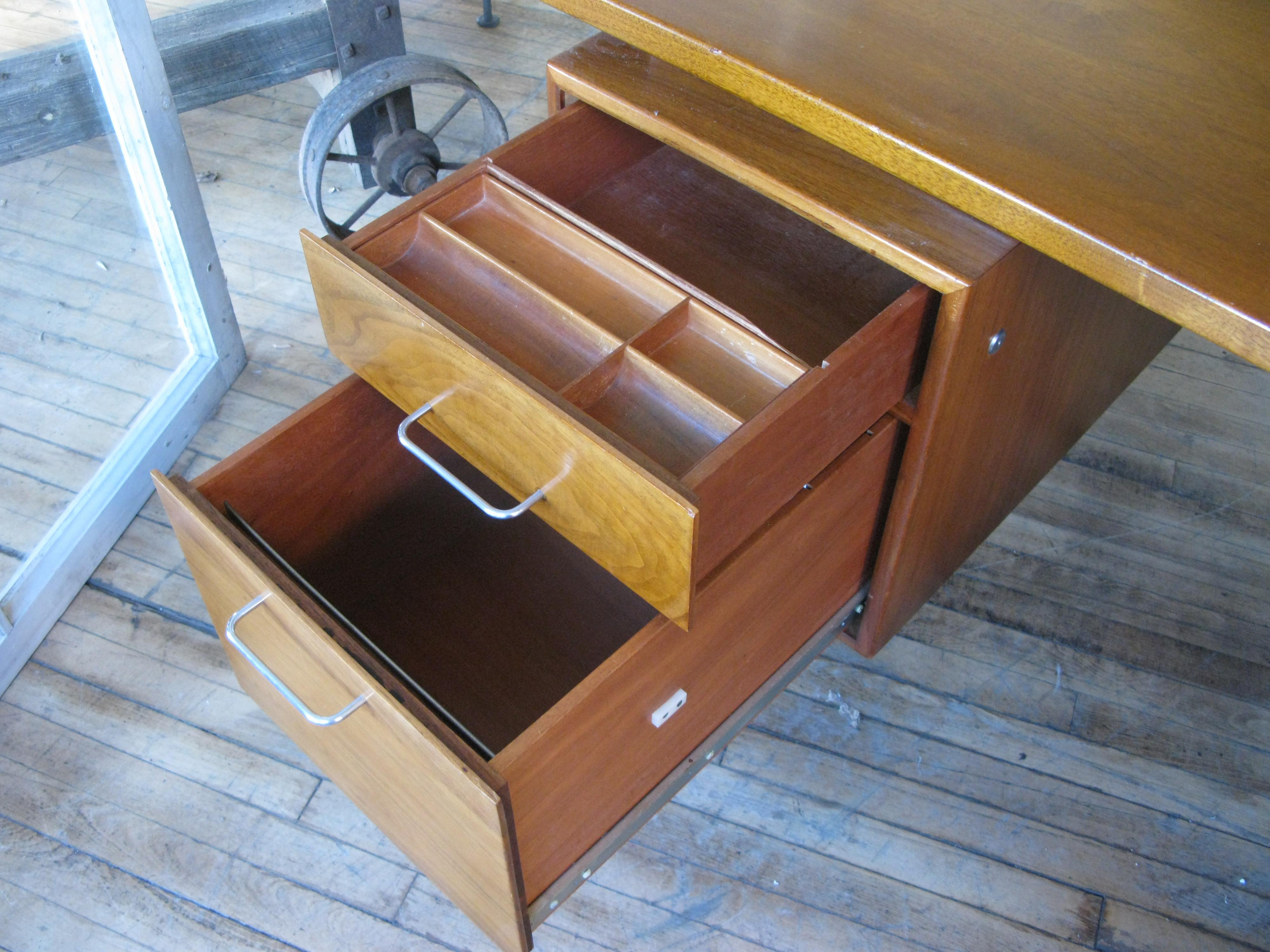 Walnut Executive Desk by Jens Risom, circa 1950 In Good Condition In Hudson, NY
