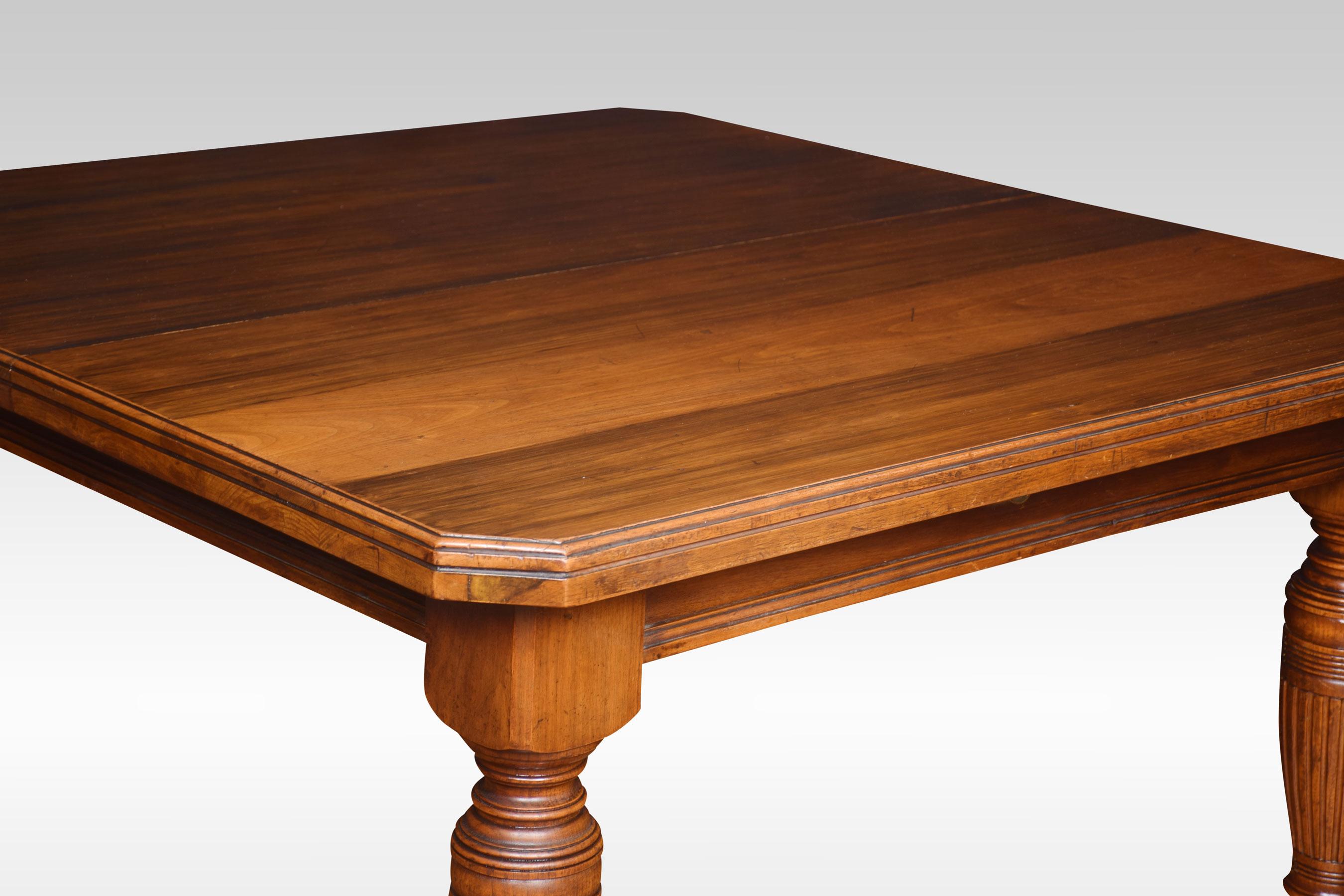 Walnut Extending Dining Table In Good Condition In Cheshire, GB