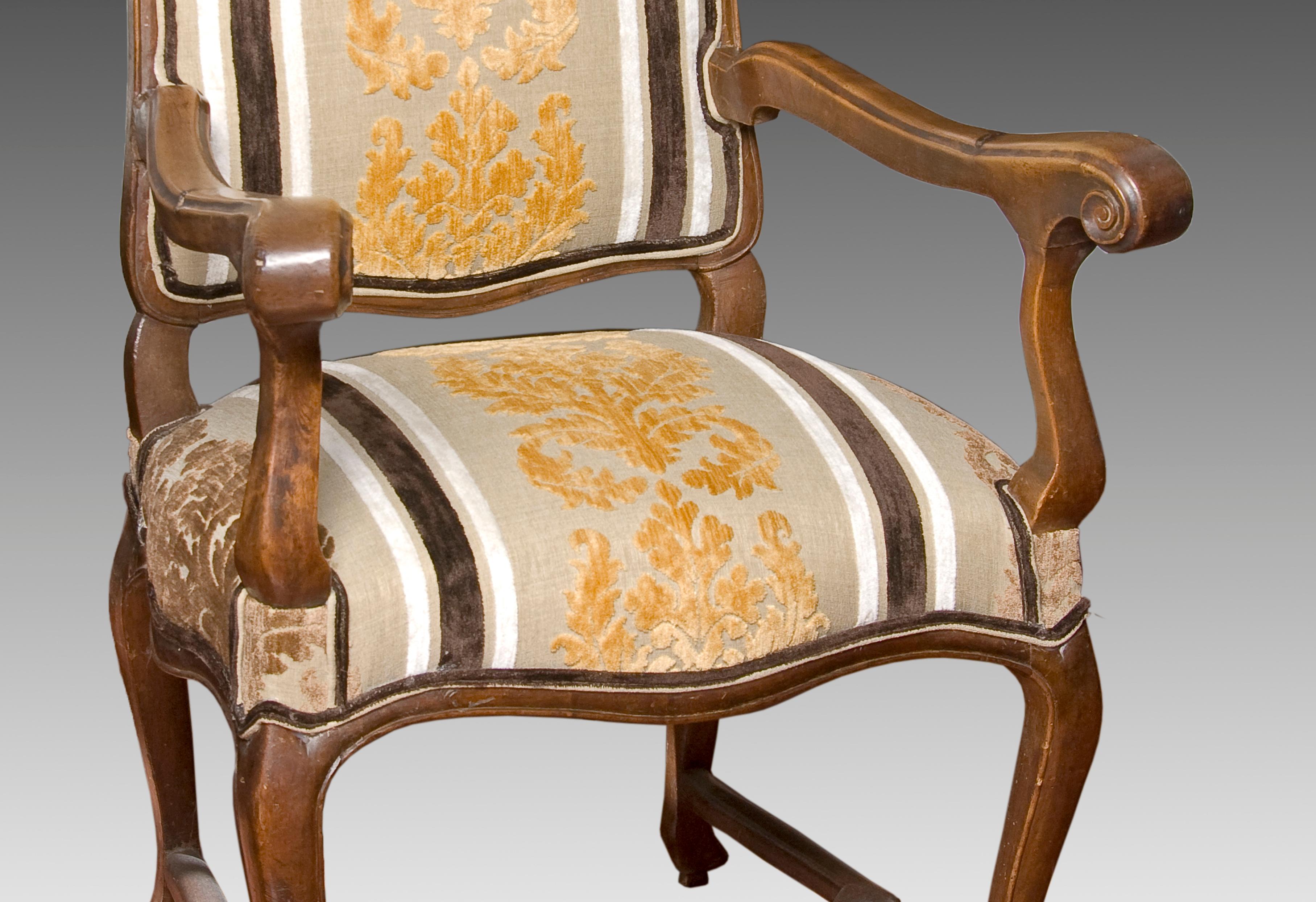 Rococo Fauteuil ou fauteuil en noyer avec tissu d'ameublement contemporain, 18ème siècle et plus tard en vente