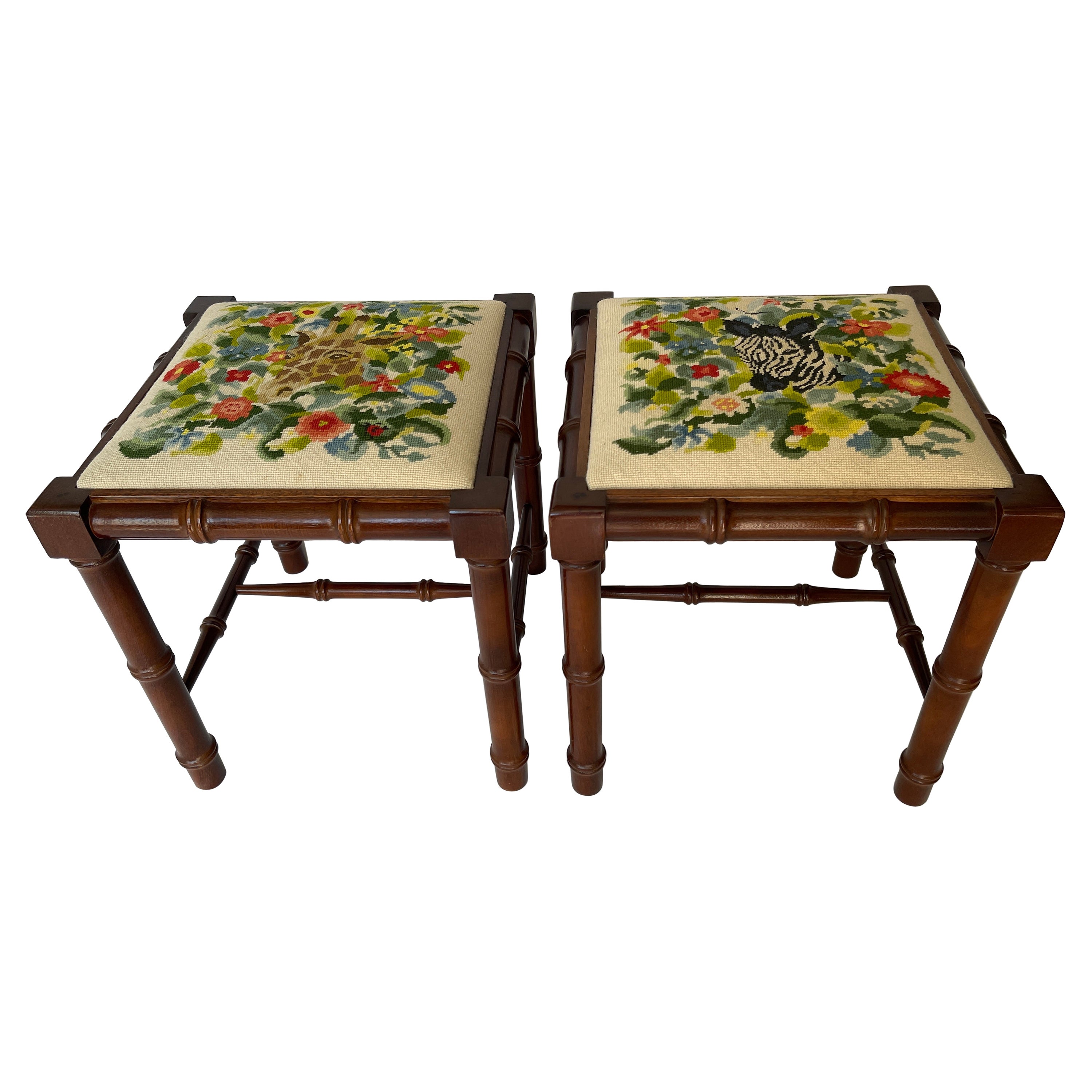 Hocker aus Nussbaumholz und Kunstbambus mit Giraffen- und Zebrapolsterungen (Moderne der Mitte des Jahrhunderts) im Angebot