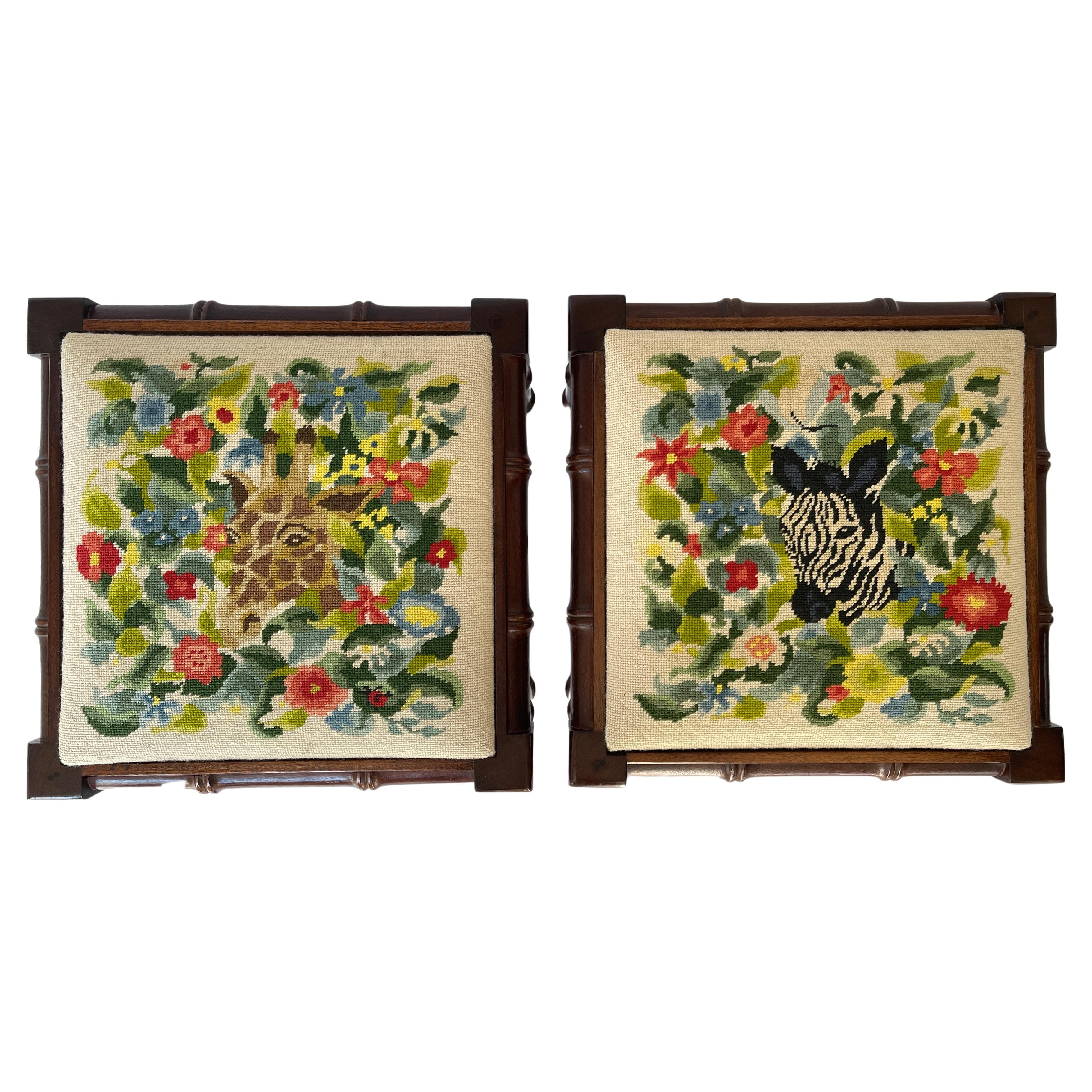 Hocker aus Nussbaumholz und Kunstbambus mit Giraffen- und Zebrapolsterungen (amerikanisch) im Angebot
