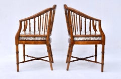 Paire de chaises baignoires en faux bambou et noyer