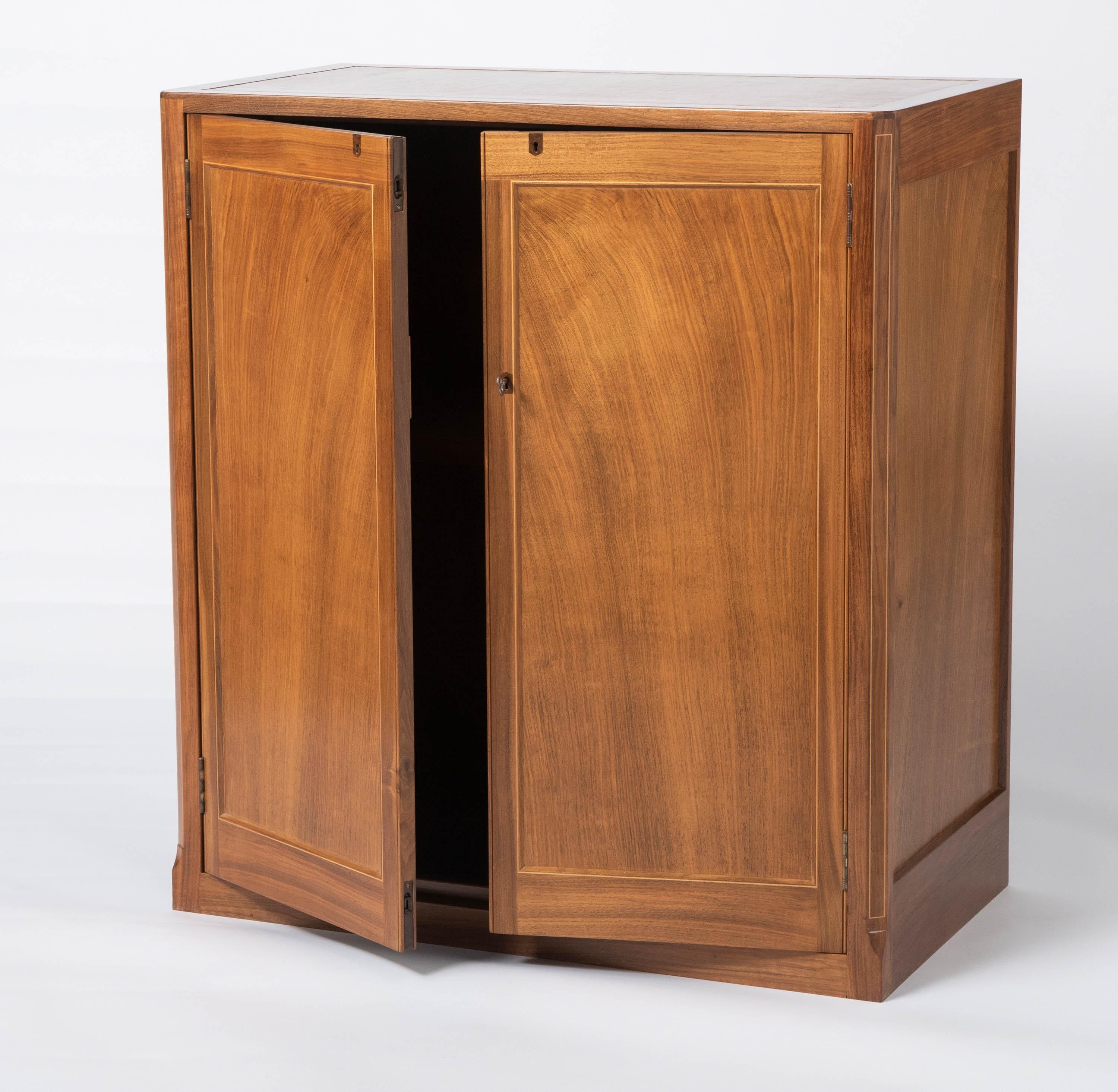 A filling cabinet by Edward Barnsley.
English walnut with sycamore stringing and ebony inlay.
Chamfered edges.
English, circa 1969
Measures: 84 cm W x 46 cm D x 93 cm H
Provenance; Lord Emanuel Kaye, Lansing Bagnall.
 