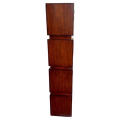 Modernistisches Bücherregal aus Nussbaumholz, entworfen von Mitchell Gold & Bob Williams
