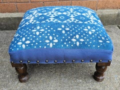 Nussbaumfarbener und handgeflochtener gepolsterter Fußhocker