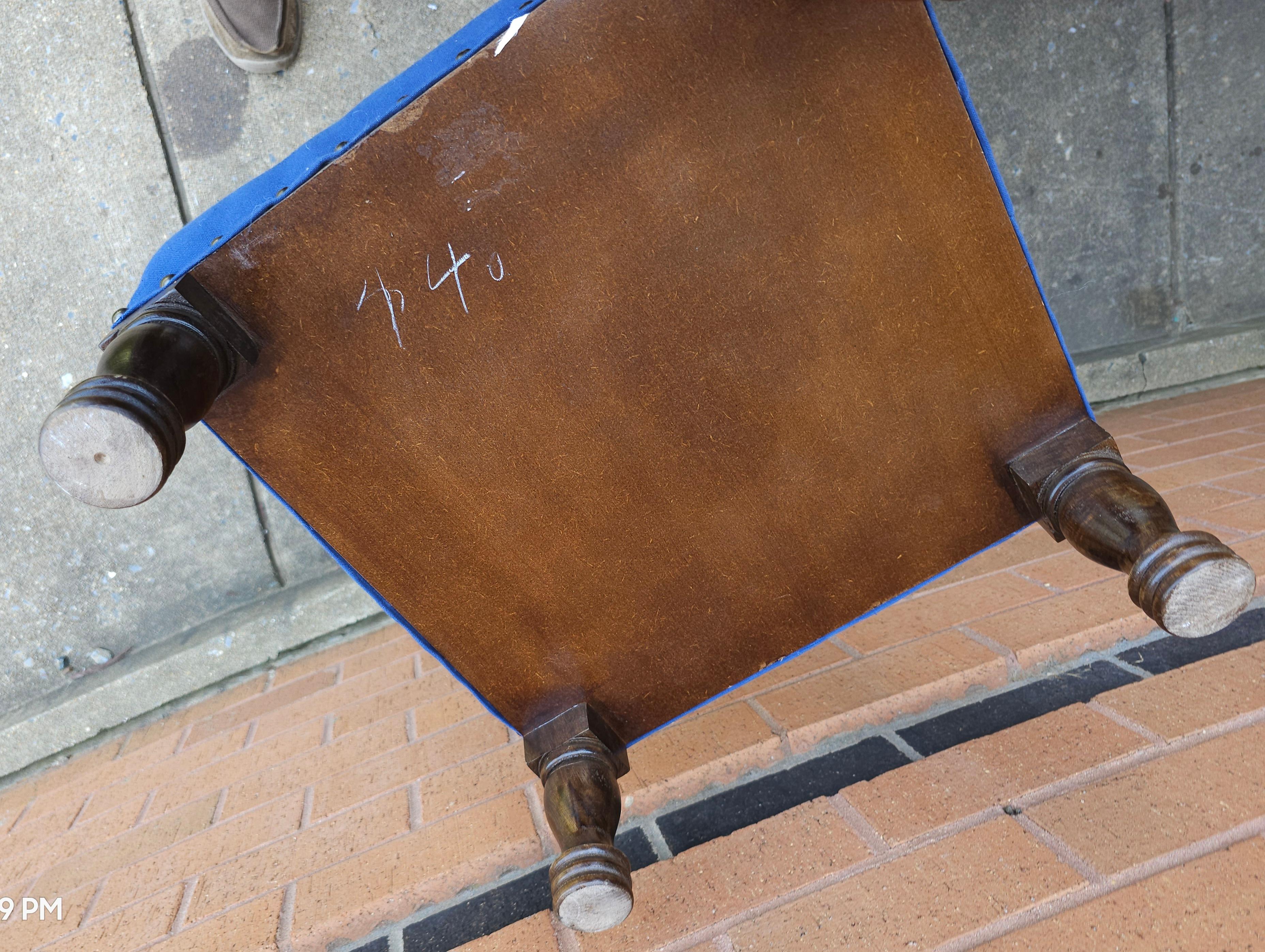 XX secolo Sgabello per piedi imbottito con finitura in noce e tessuto a mano in vendita