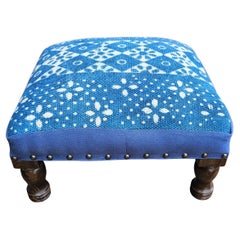 Tabouret de pied tapissé en noyer et tissé à la main