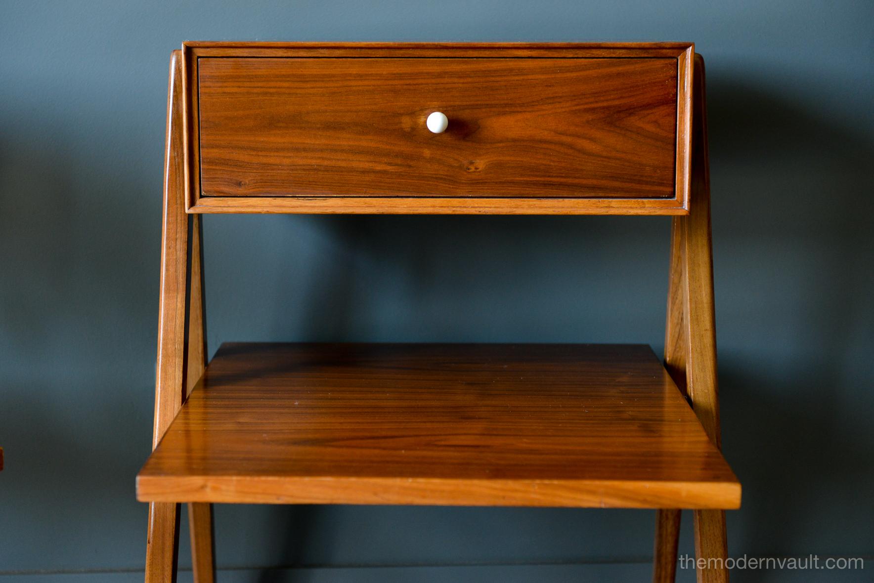 Walnut Floating a Frame Nightstands by Kipp Stewart for Drexel, 1958 In Good Condition In Costa Mesa, CA