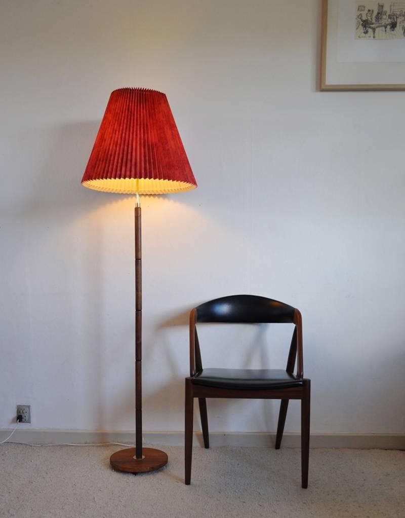 Walnut Floor Lamp with Brass Details In Good Condition In Vordingborg, DK
