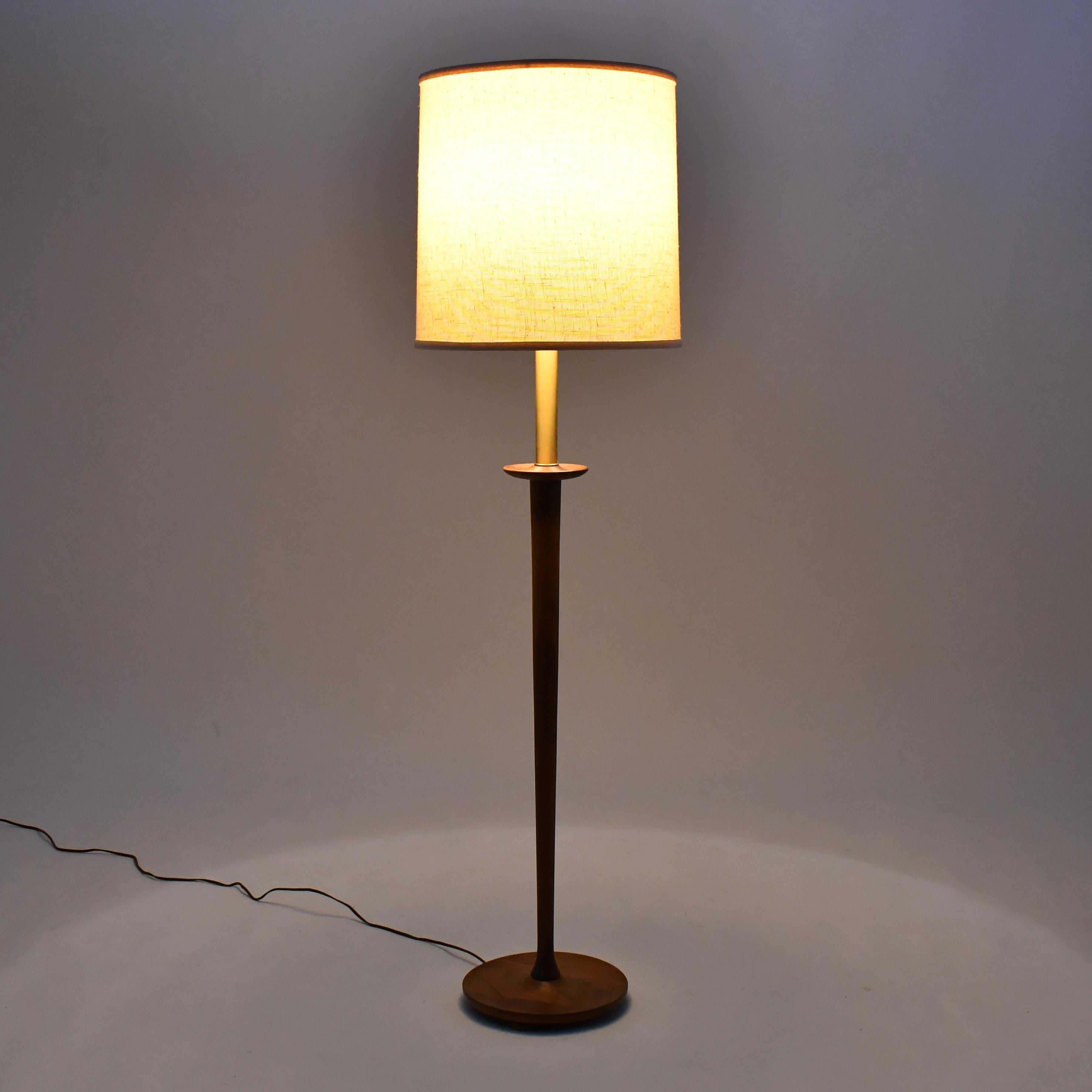 Stehlampe aus Nussbaumholz mit geschnitzten Details (Moderne der Mitte des Jahrhunderts) im Angebot