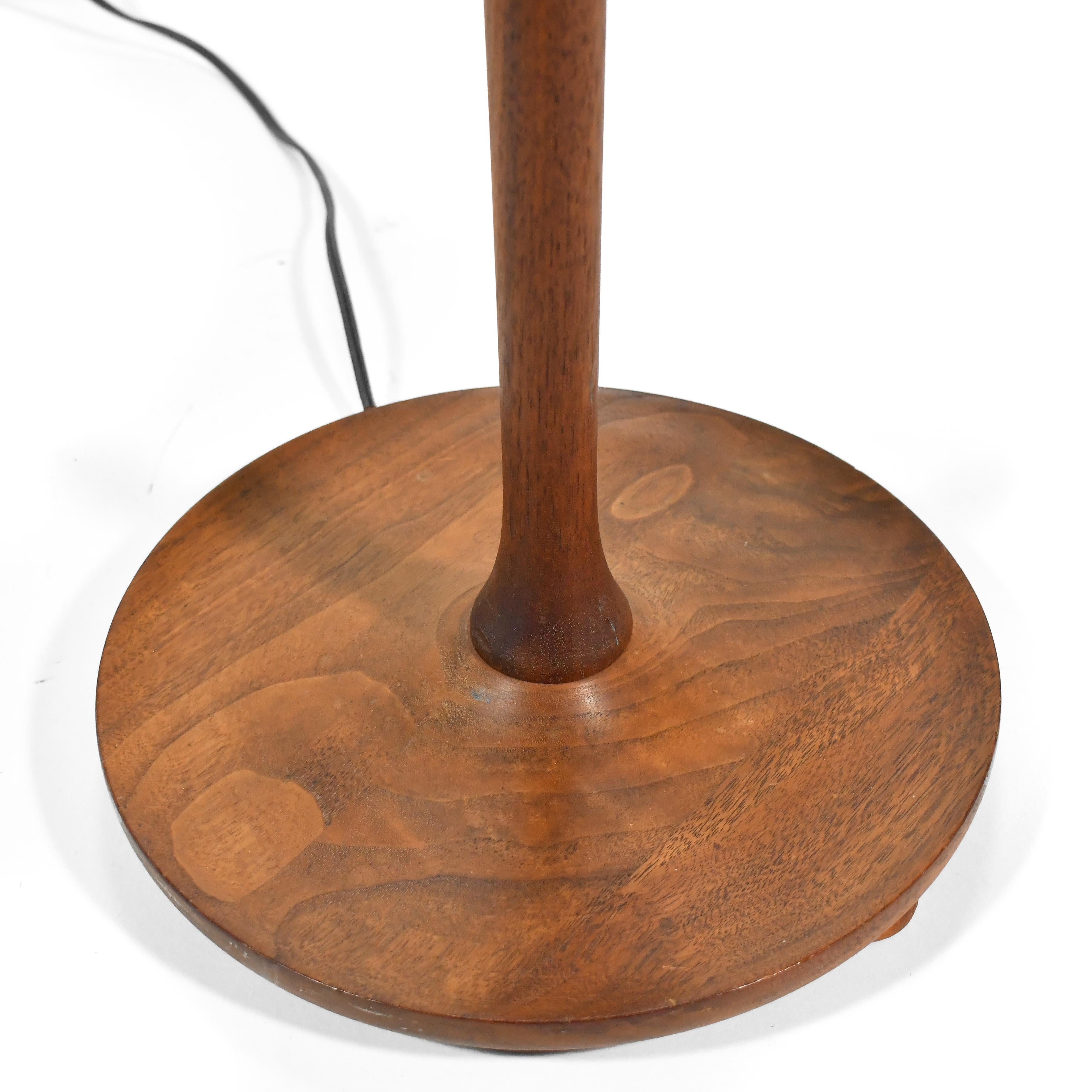Stehlampe aus Nussbaumholz mit geschnitzten Details (Messing) im Angebot