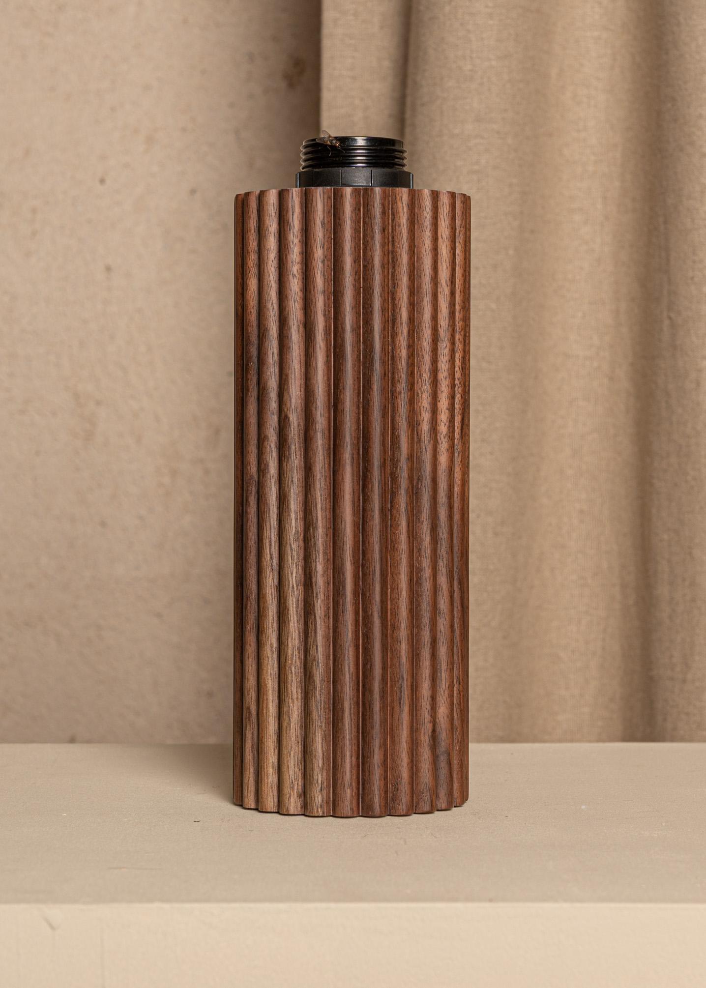 Flutita-Tischlampe aus Nussbaumholz von Simone & Marcel (Postmoderne) im Angebot