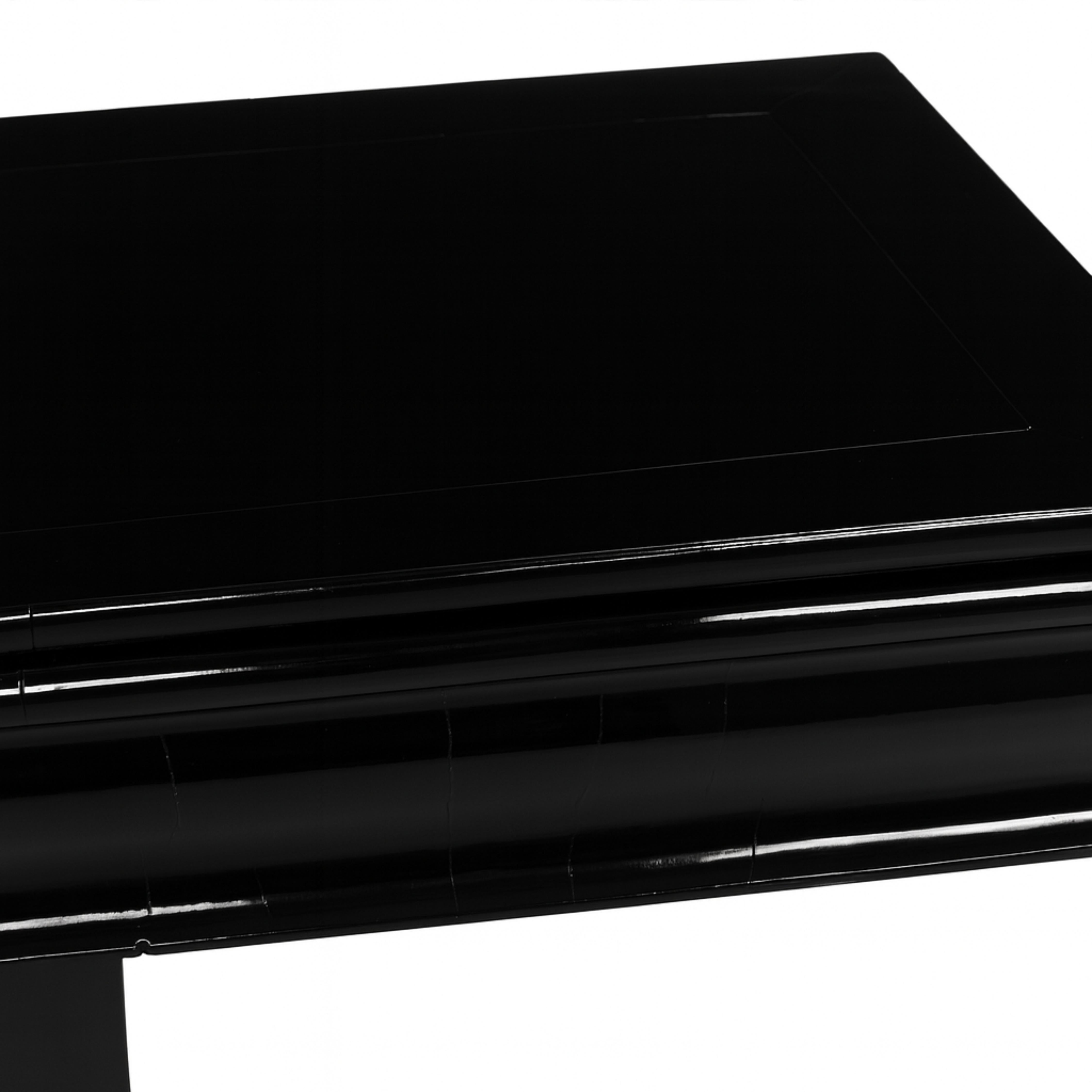 Un tavolo da gioco inglese georgiano della fine del XIX secolo, rifinito con vernice nera, caratterizzato da un piano rettangolare incernierato e modellato che si apre elegantemente per raddoppiare le dimensioni, rivelando una superficie di gioco in