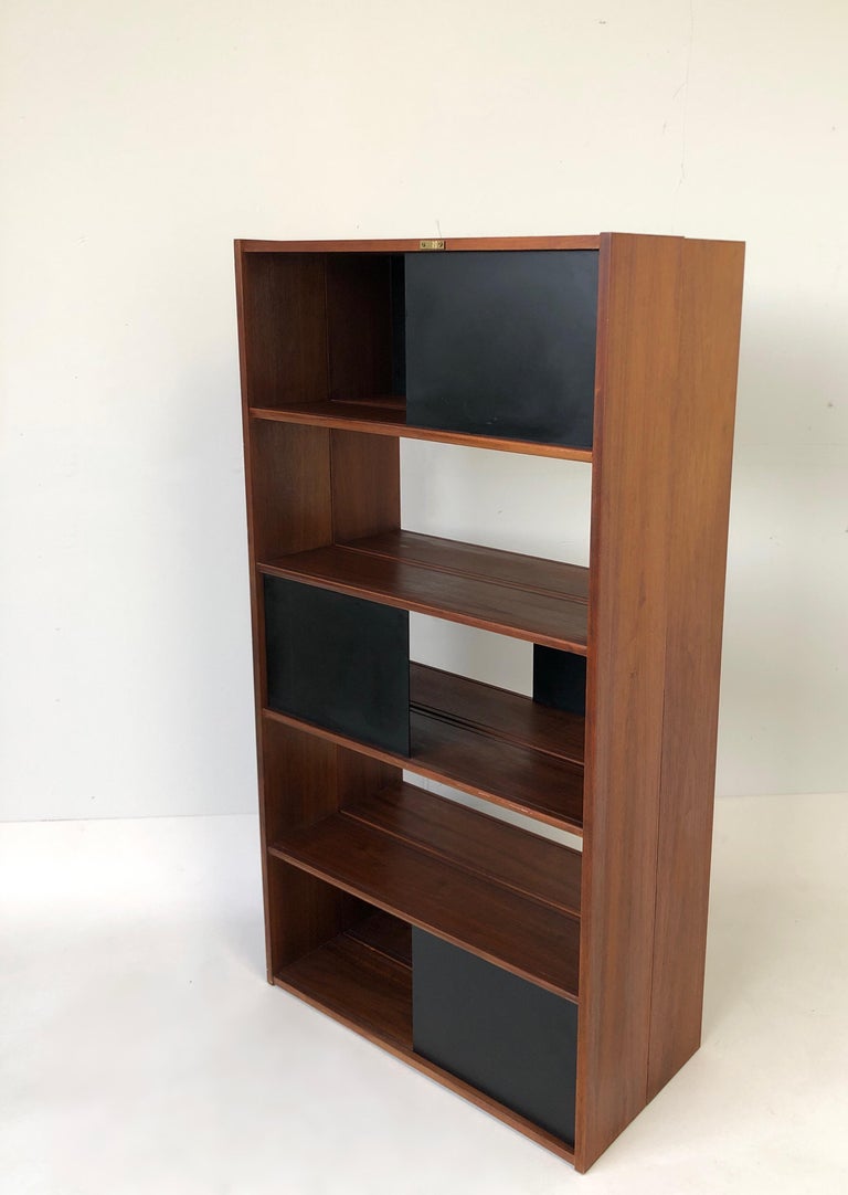 Walnut Folding Bookcase or Room Divider by Evans Clark for Glenn of California In Good Condition In Palm Springs, CA