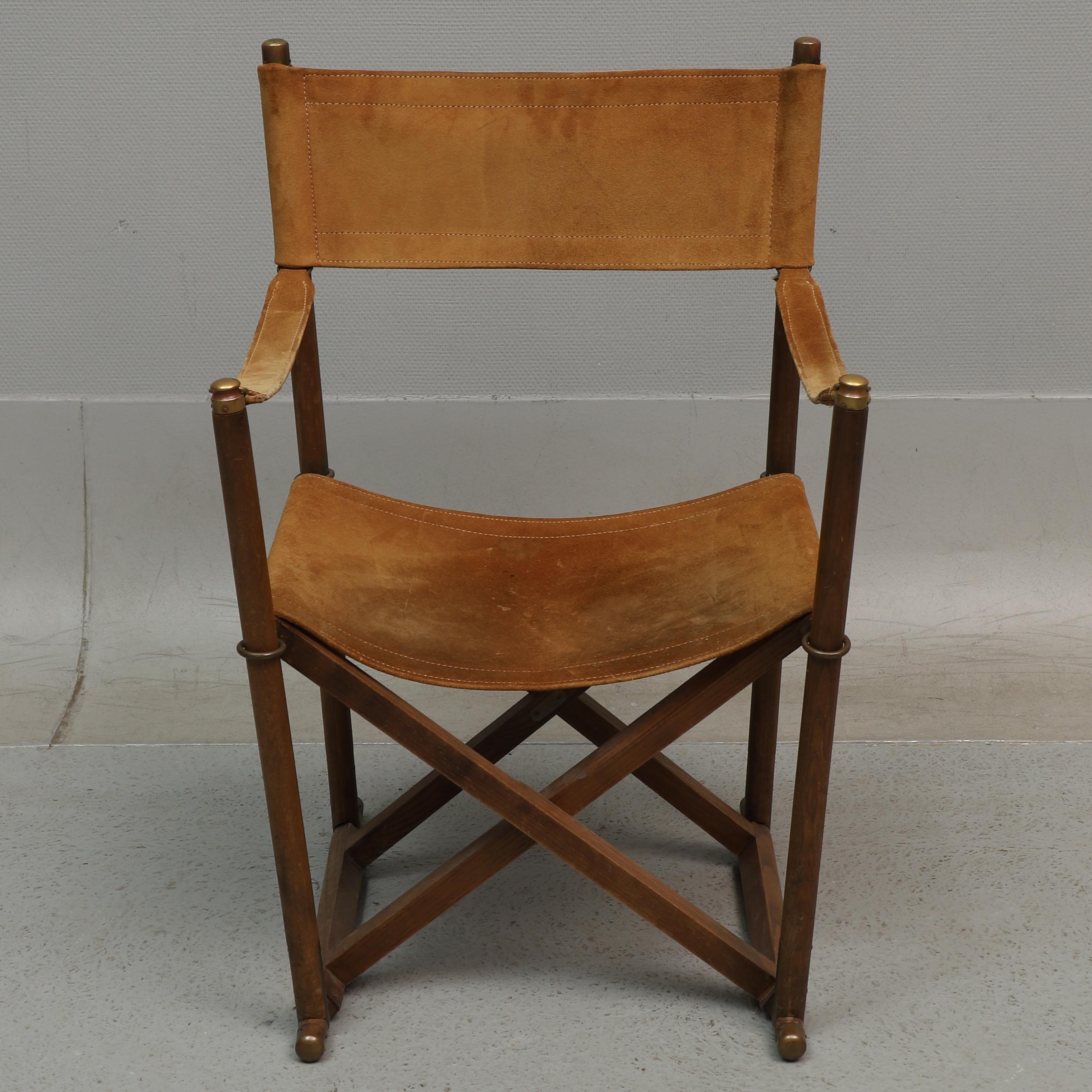 Poltrone Safair, struttura in noce e rivestimento in pelle. La sedia safari pieghevole è stata originariamente progettata nel 1932 per un concorso di sedute in chiesa. Probabilmente troppo progressista, non entrò in produzione fino al 1960. Grazie