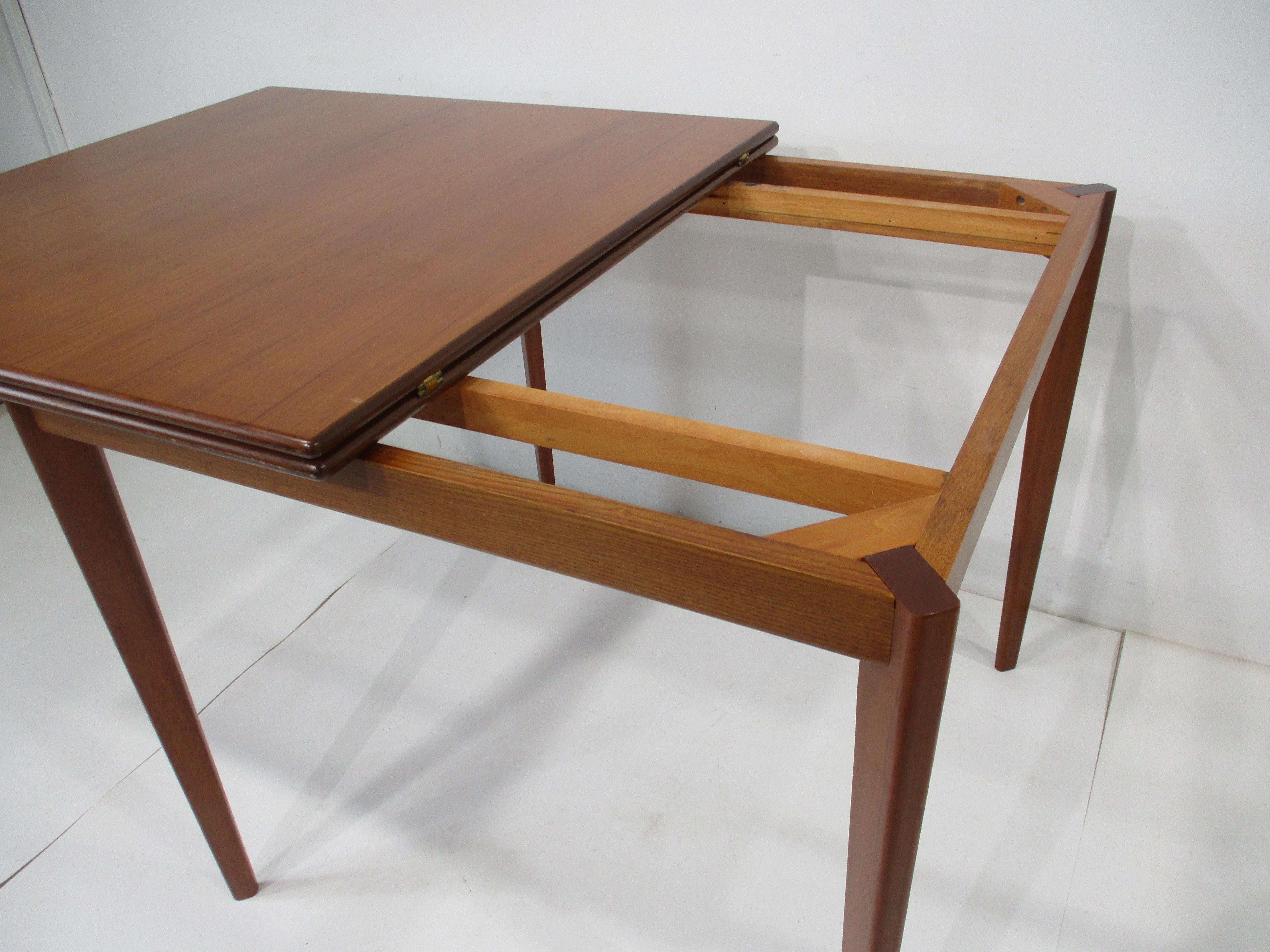Dunbar styled Walnut Folding Dining / Game Table In Good Condition For Sale In Cincinnati, OH