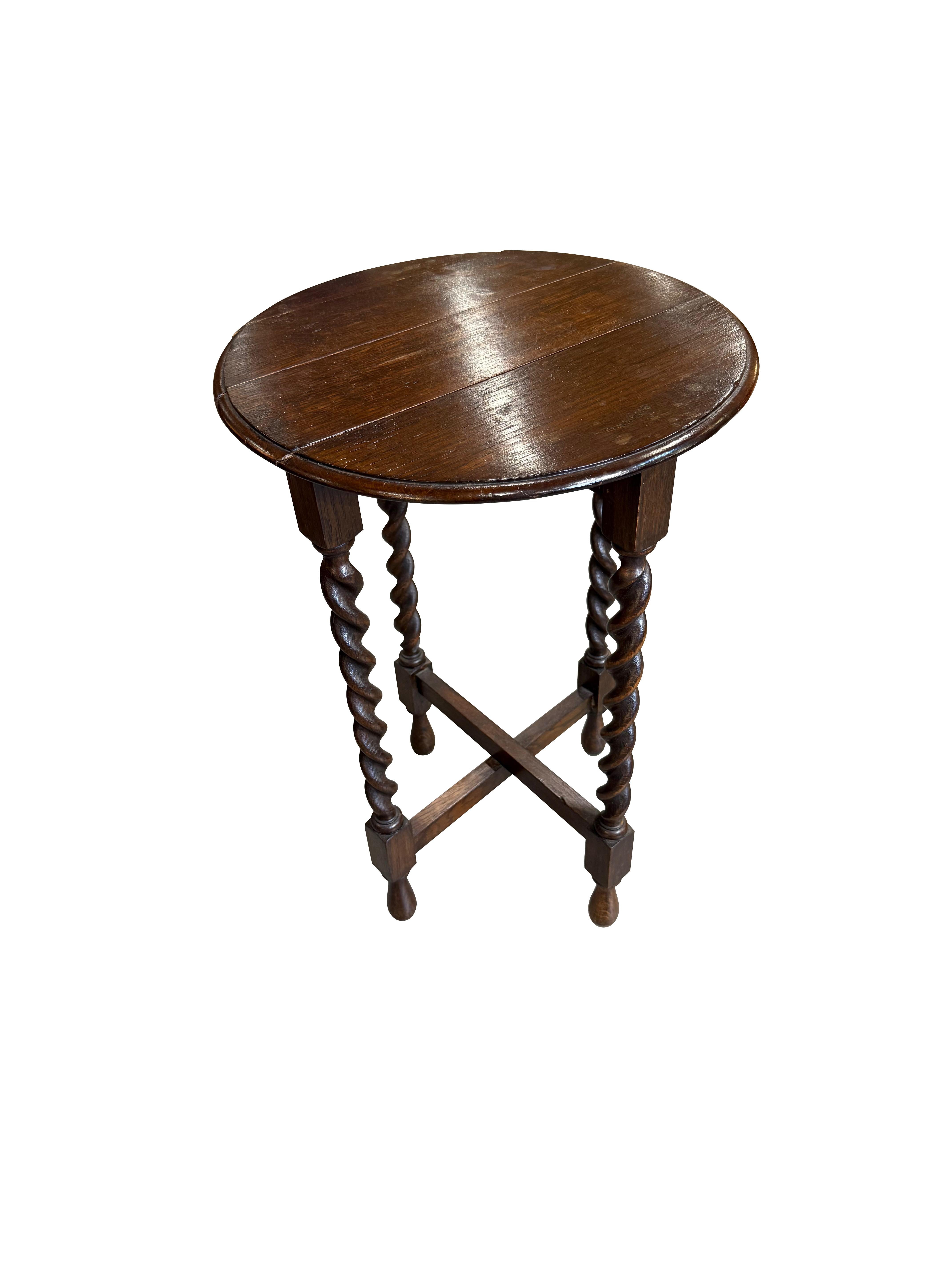 Table de cocktail pliante italienne du 19e siècle avec pieds tournés.
Noyer.
Trois sont disponibles et vendus individuellement.
ARRIVÉE EN NOVEMBRE