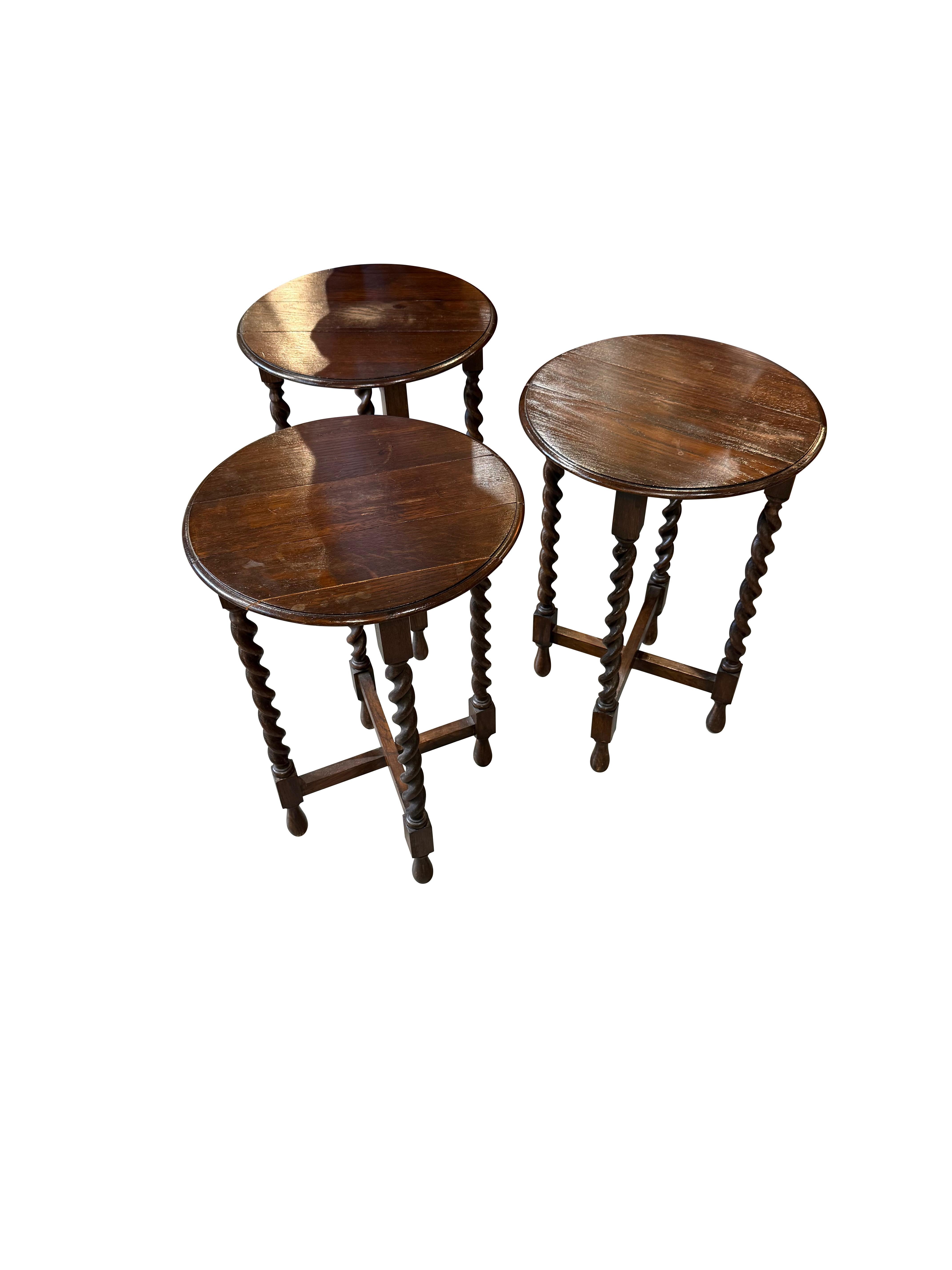 Table à cocktail à pieds tournés et pliants en noyer, Italie, 19e siècle Bon état - En vente à New York, NY