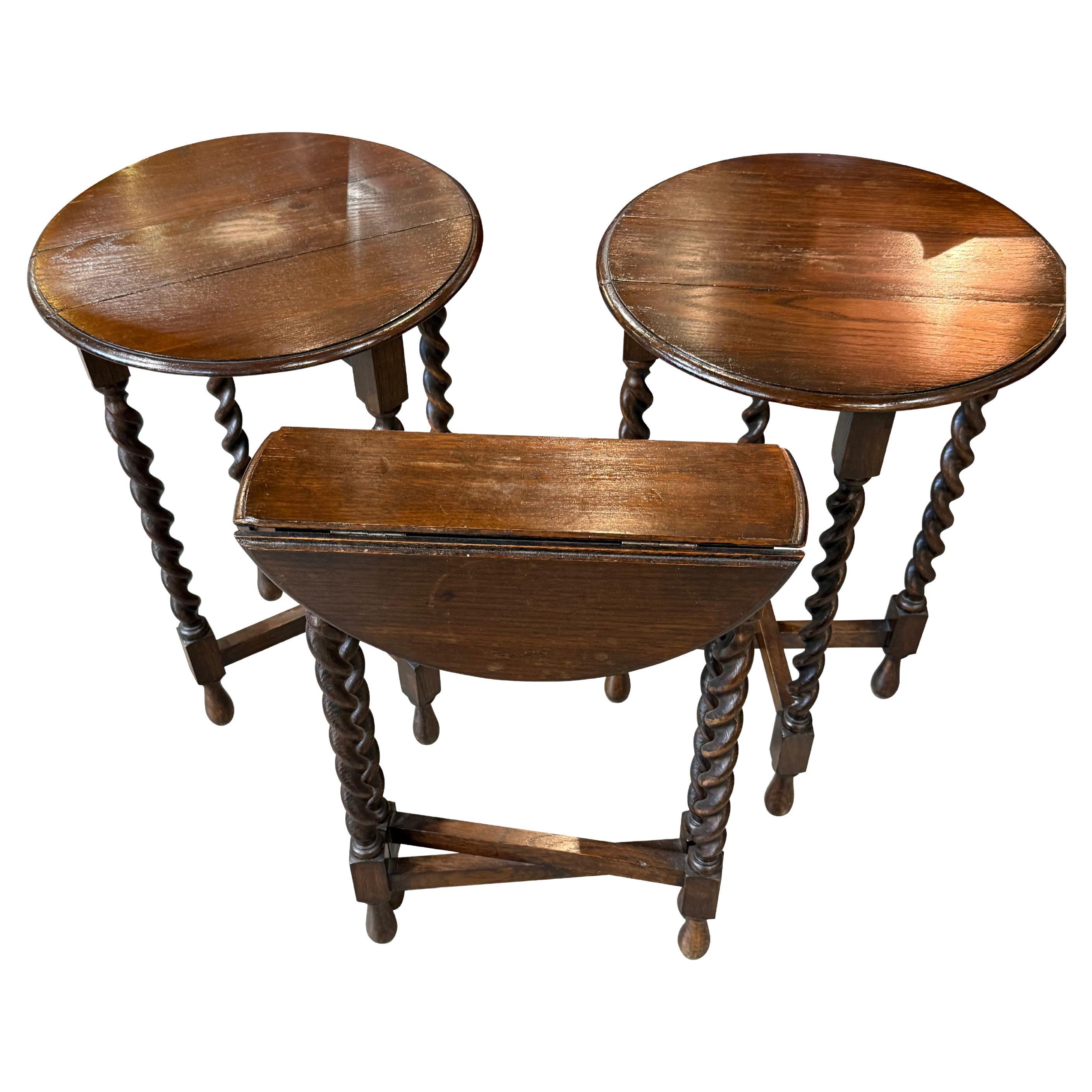 Table à cocktail à pieds tournés et pliants en noyer, Italie, 19e siècle en vente
