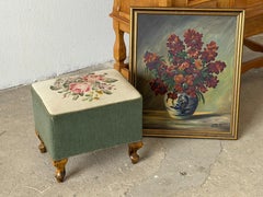 Repose-pieds en noyer avec plateau brodé, style Queen Anne, début du XXe siècle