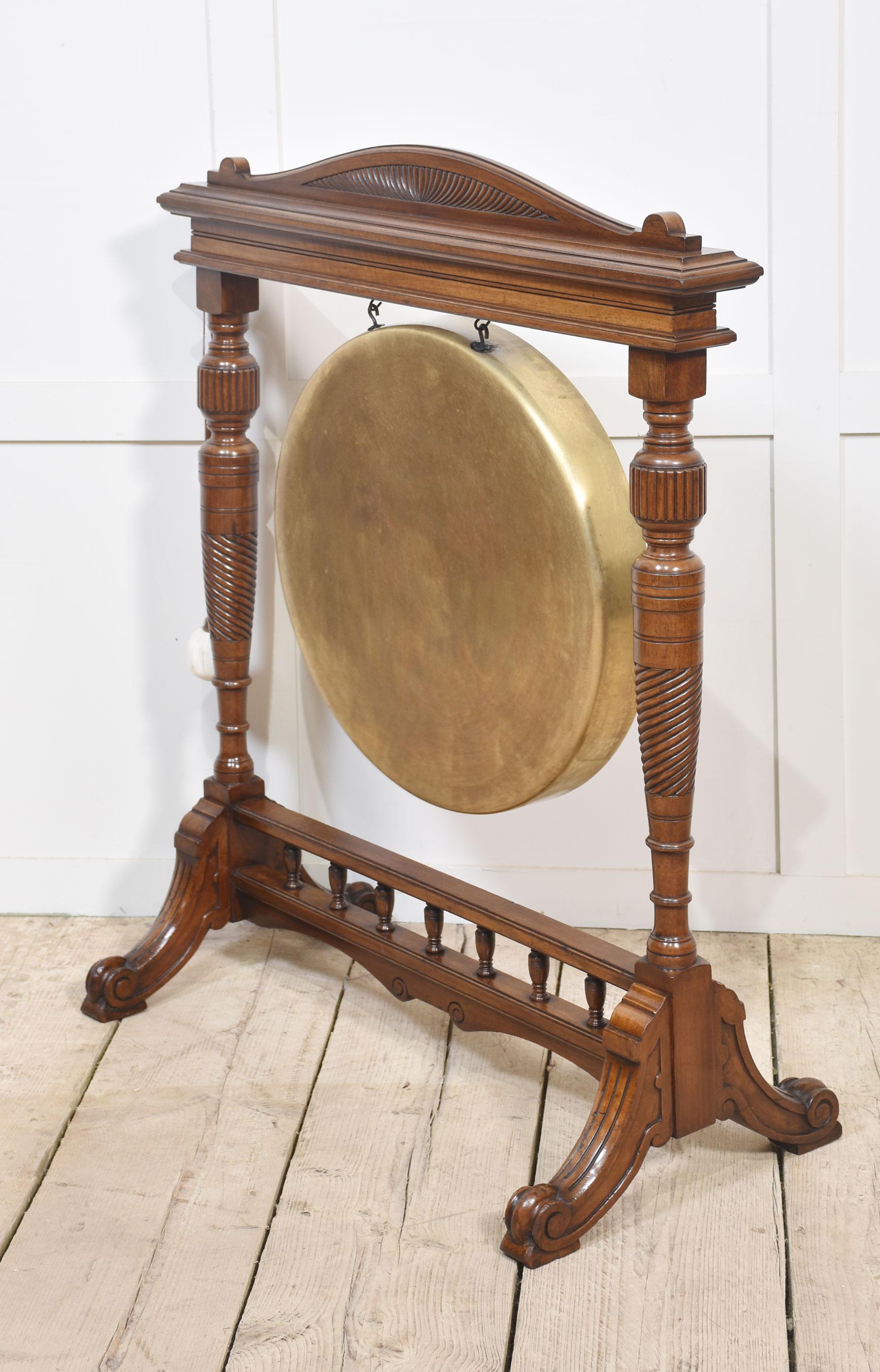 Gong de table encadré en noyer en vente 4