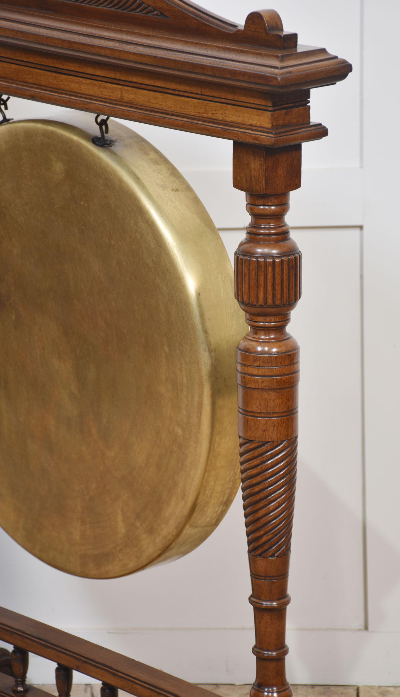 Gong de table encadré en noyer en vente 5