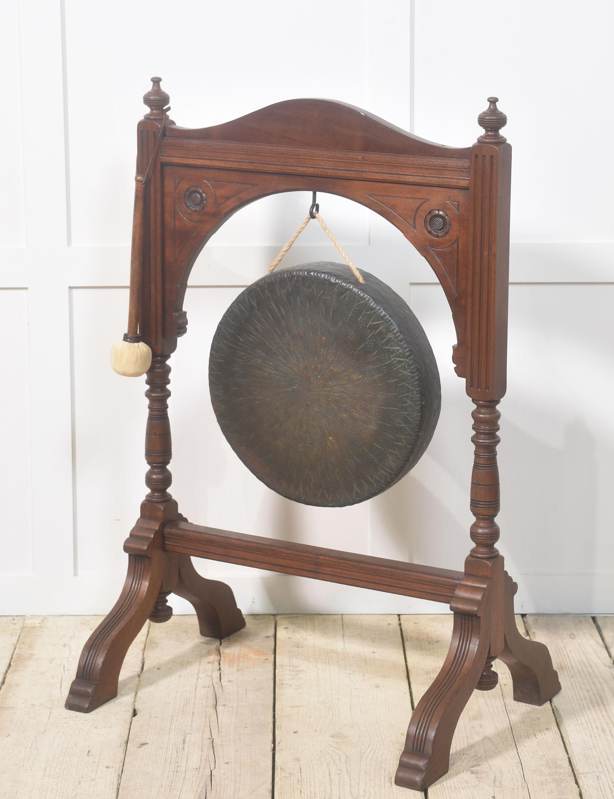 Grand gong de table en noyer sculpté. Le cadre est orné d'une décoration sculptée en forme de tête de fleur. Flanqué de montants sculptés. Le tout élevé sur un tréteau, avec une gâchette.
Dimensions
Hauteur 39,5 pouces
Largeur 26 pouces
Profondeur