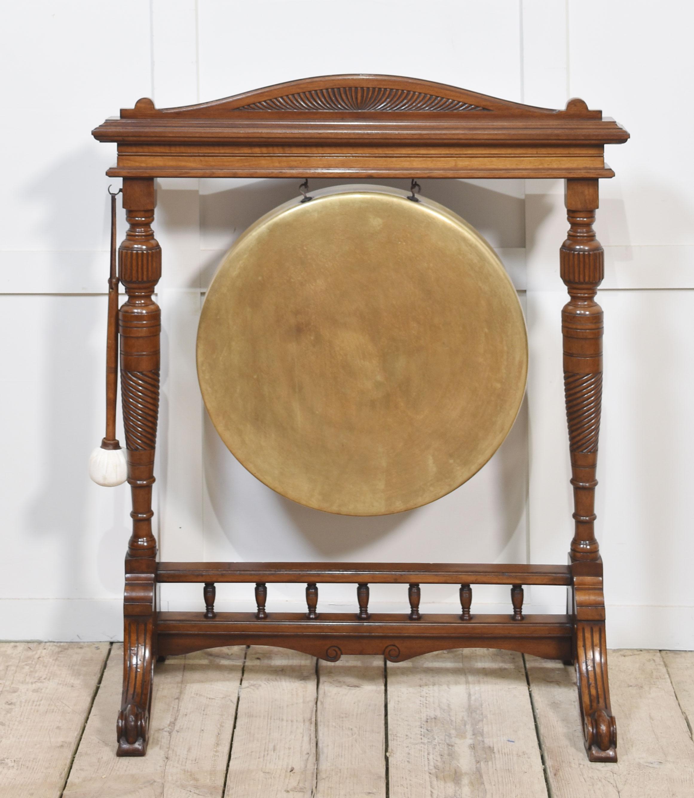 Gong de table en noyer sculpté, le cadre est orné d'un décor de volutes. Flanqué de montants cannelés sculptés, supportant le gong d'origine. Le tout élevé sur un tréteau, avec une gâchette.
Dimensions
Hauteur 38,5 pouces
Largeur 32