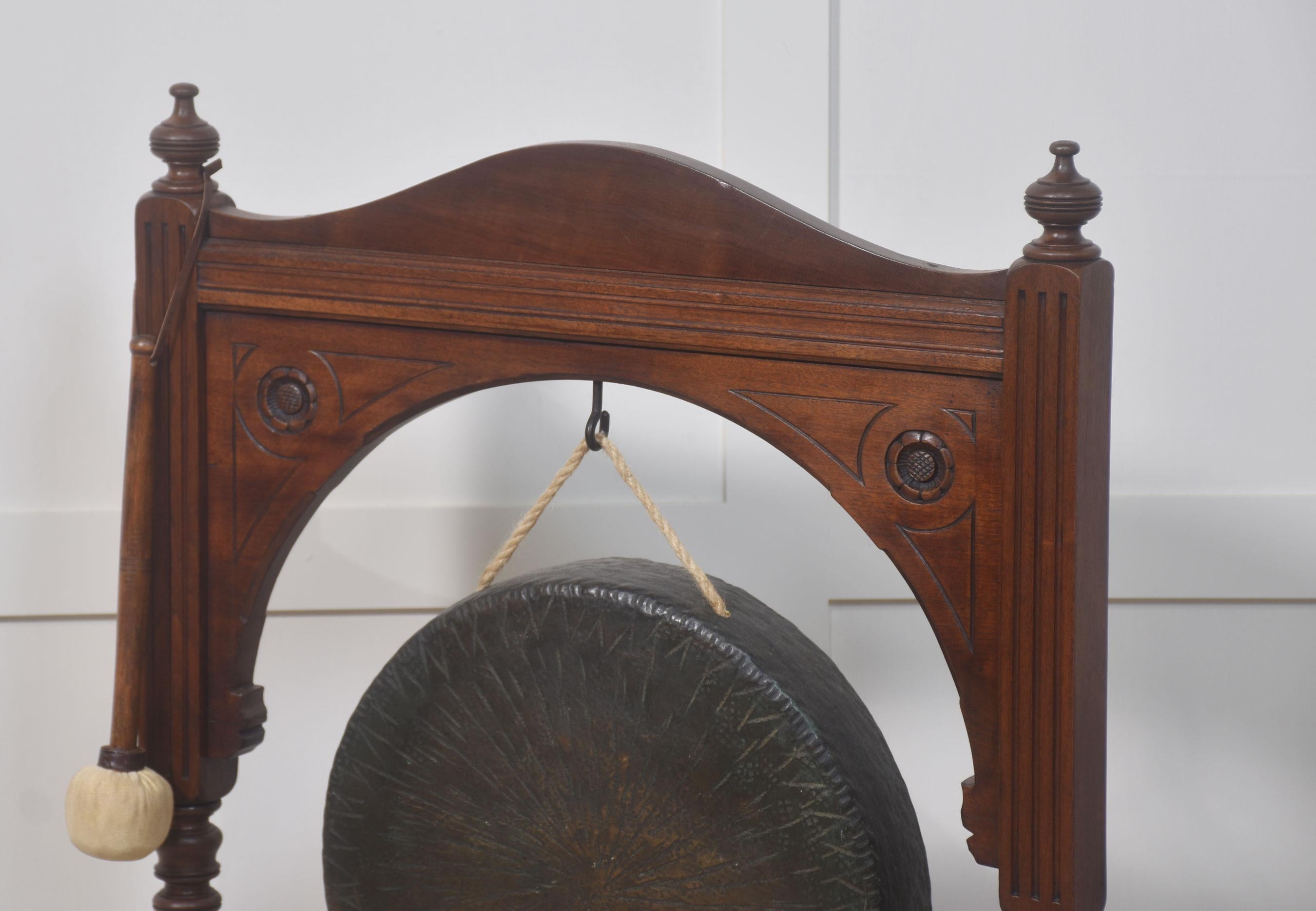 Britannique Gong de table encadré en noyer en vente