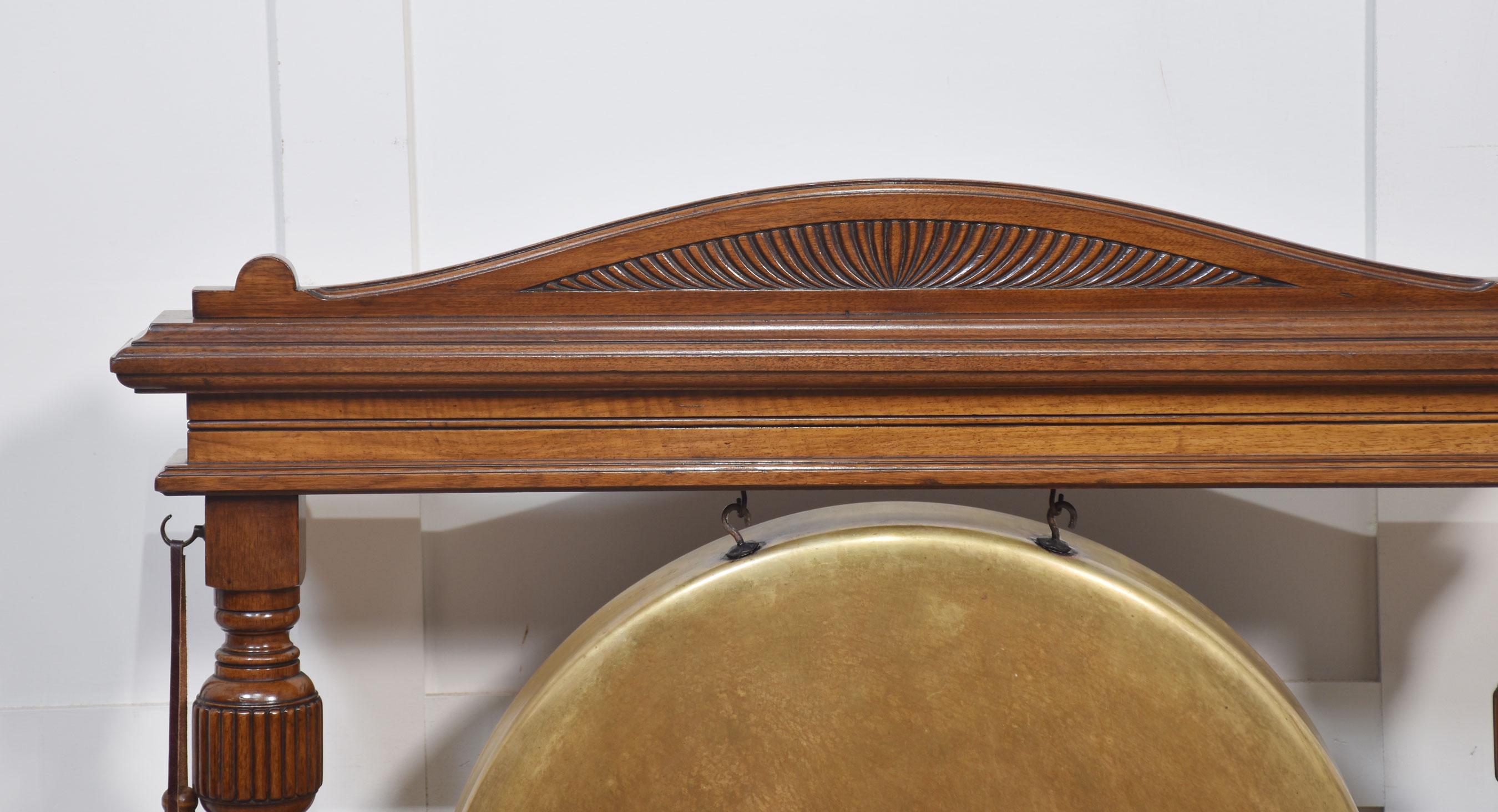 Britannique Gong de table encadré en noyer en vente