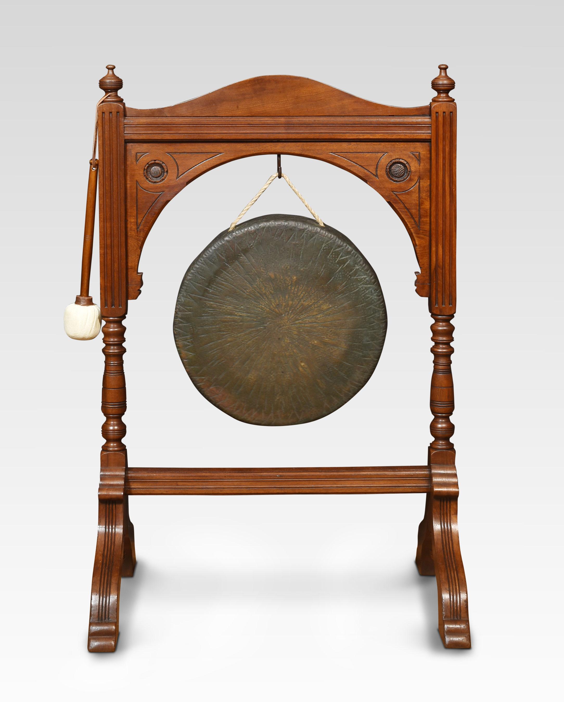Walnut framed dinner gong In Good Condition For Sale In Cheshire, GB