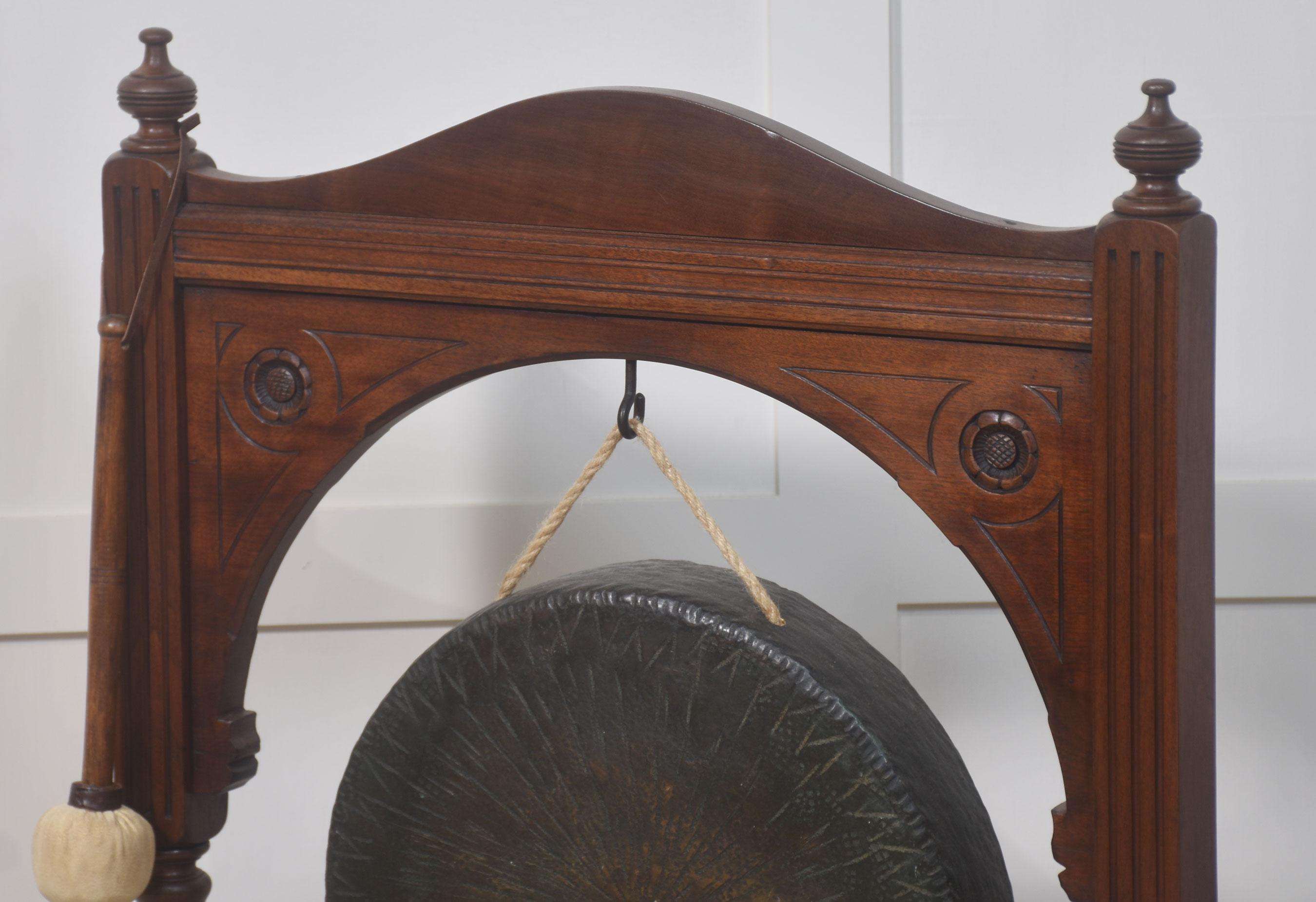 Gong de table encadré en noyer Bon état - En vente à Cheshire, GB