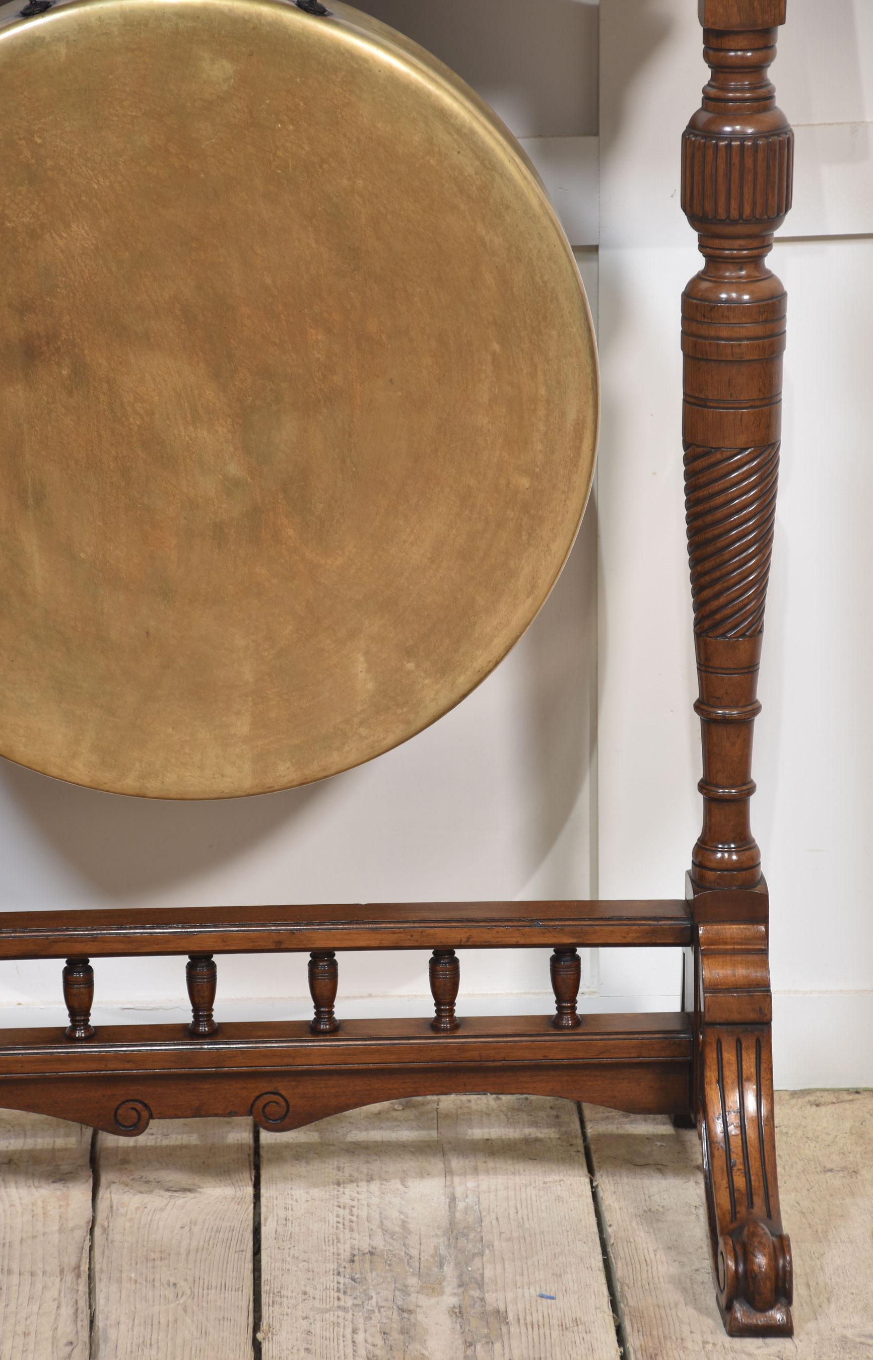 Gong de table encadré en noyer Bon état - En vente à Cheshire, GB