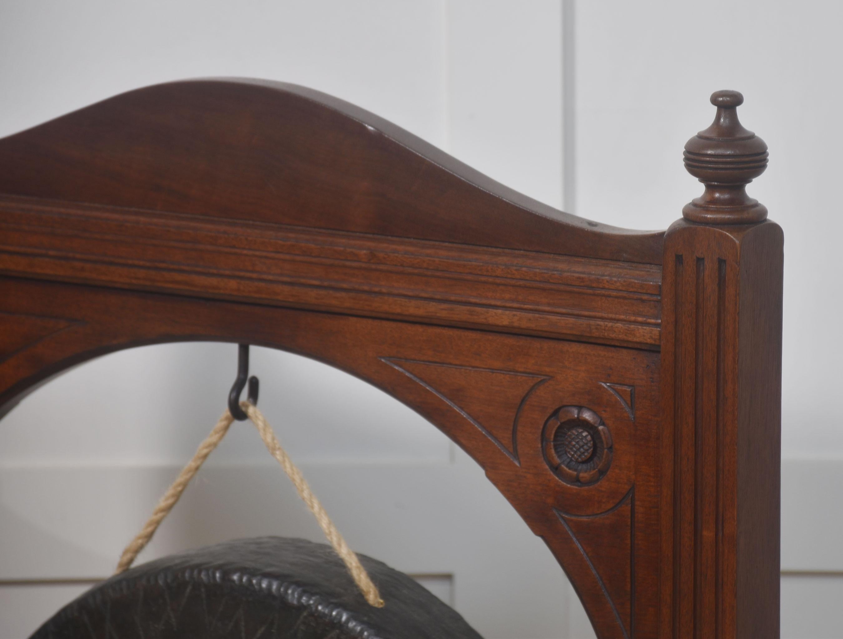20ième siècle Gong de table encadré en noyer en vente