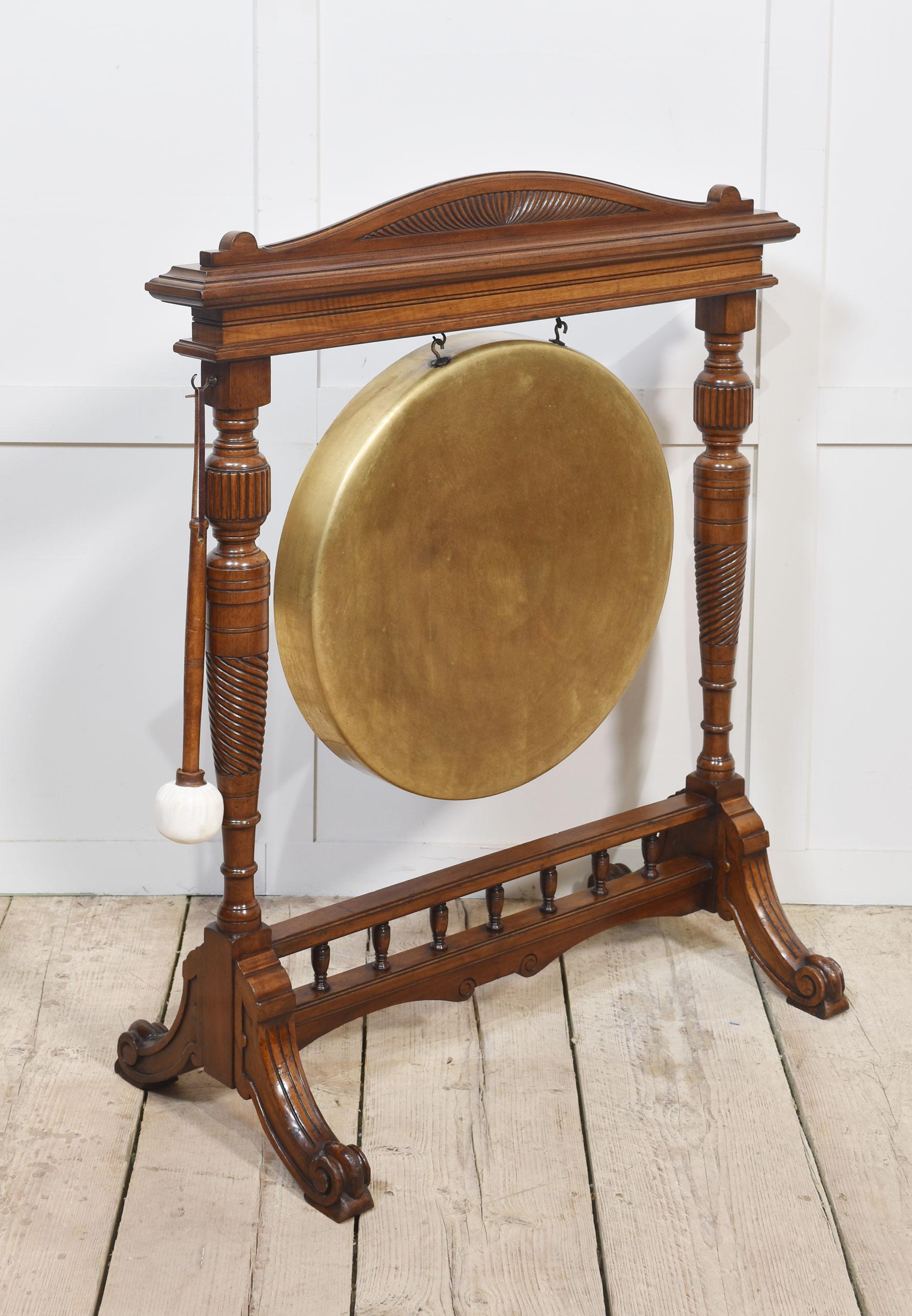Noyer Gong de table encadré en noyer en vente