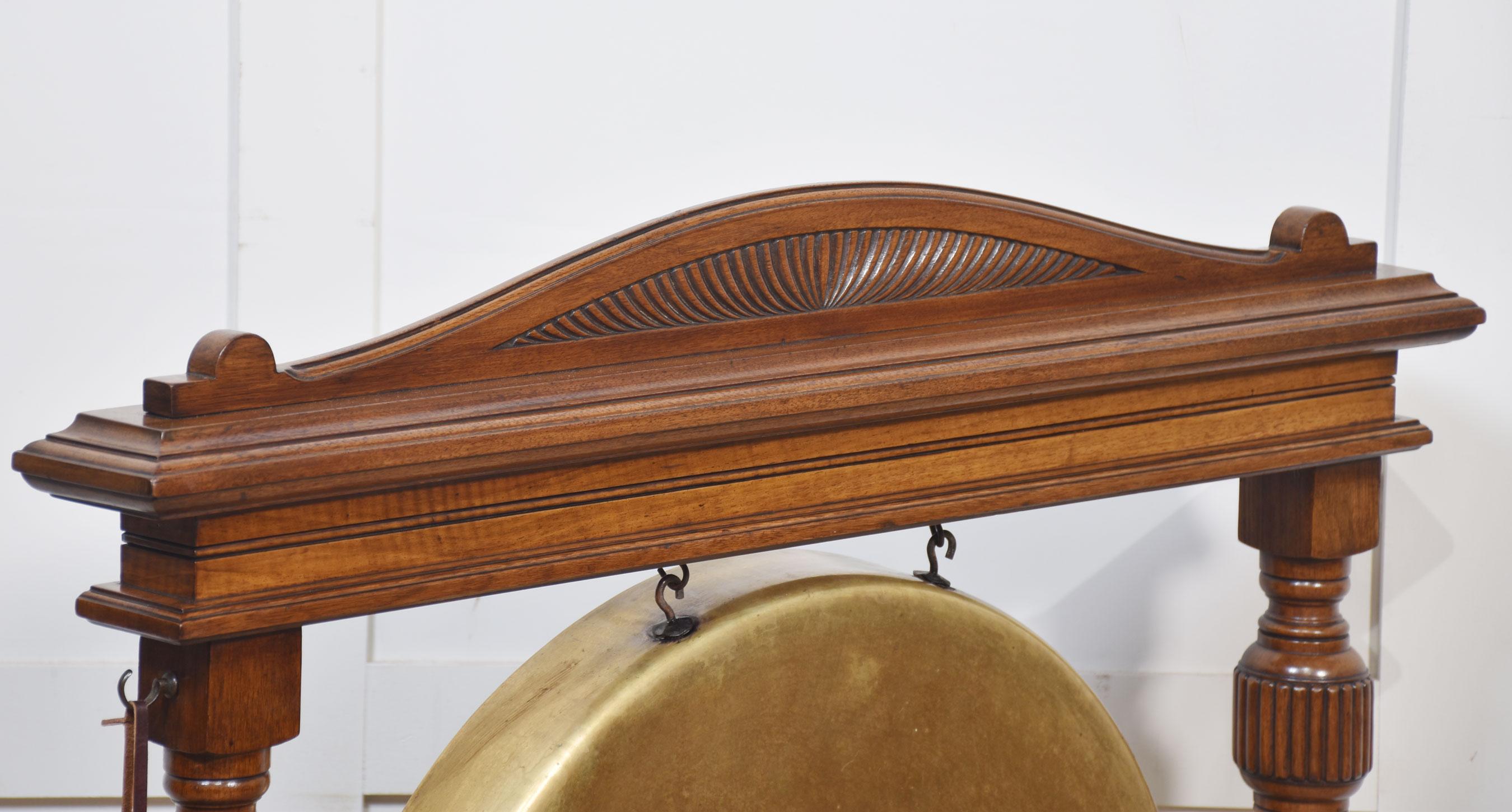 Gong de table encadré en noyer en vente 1