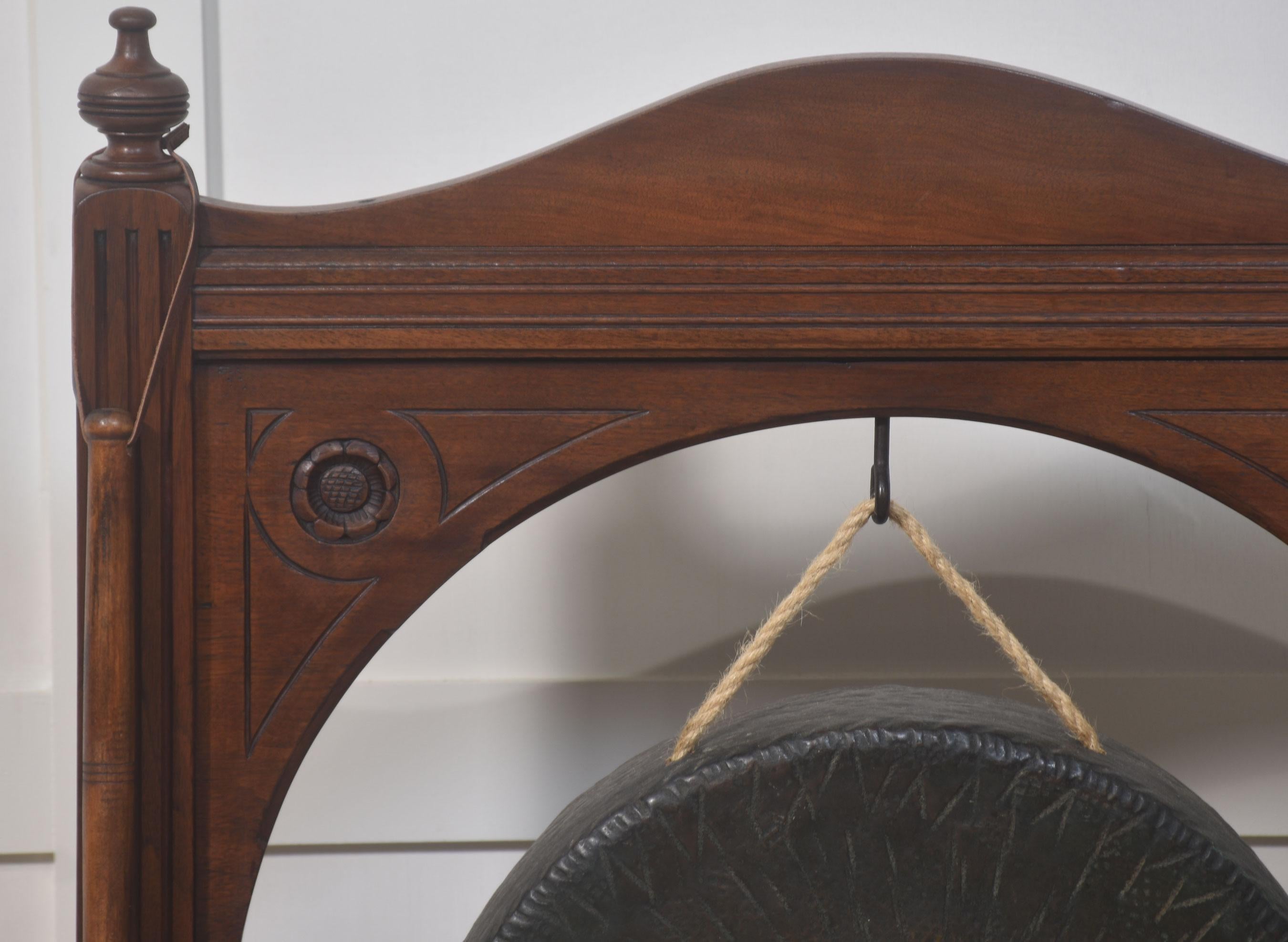 Gong de table encadré en noyer en vente 3
