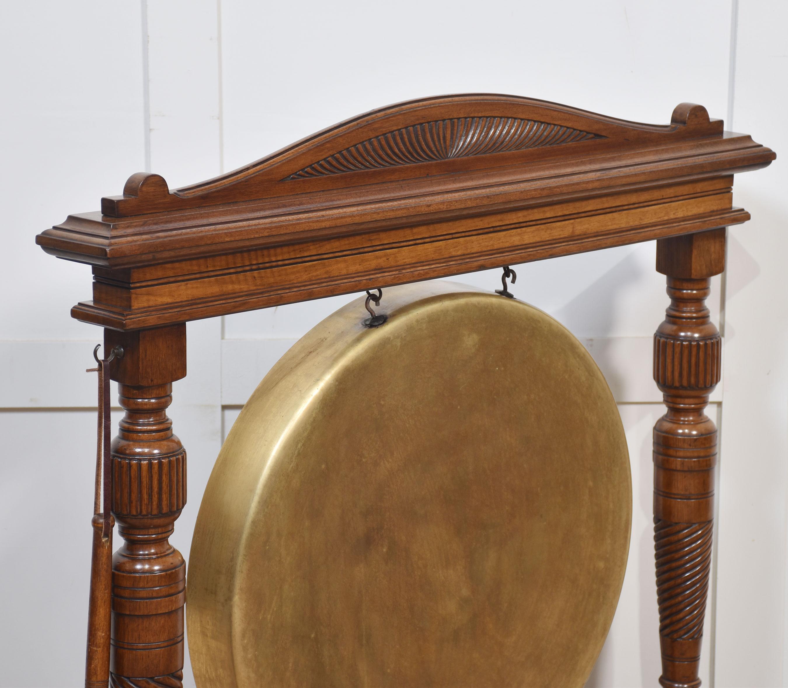 Gong de table encadré en noyer en vente 3