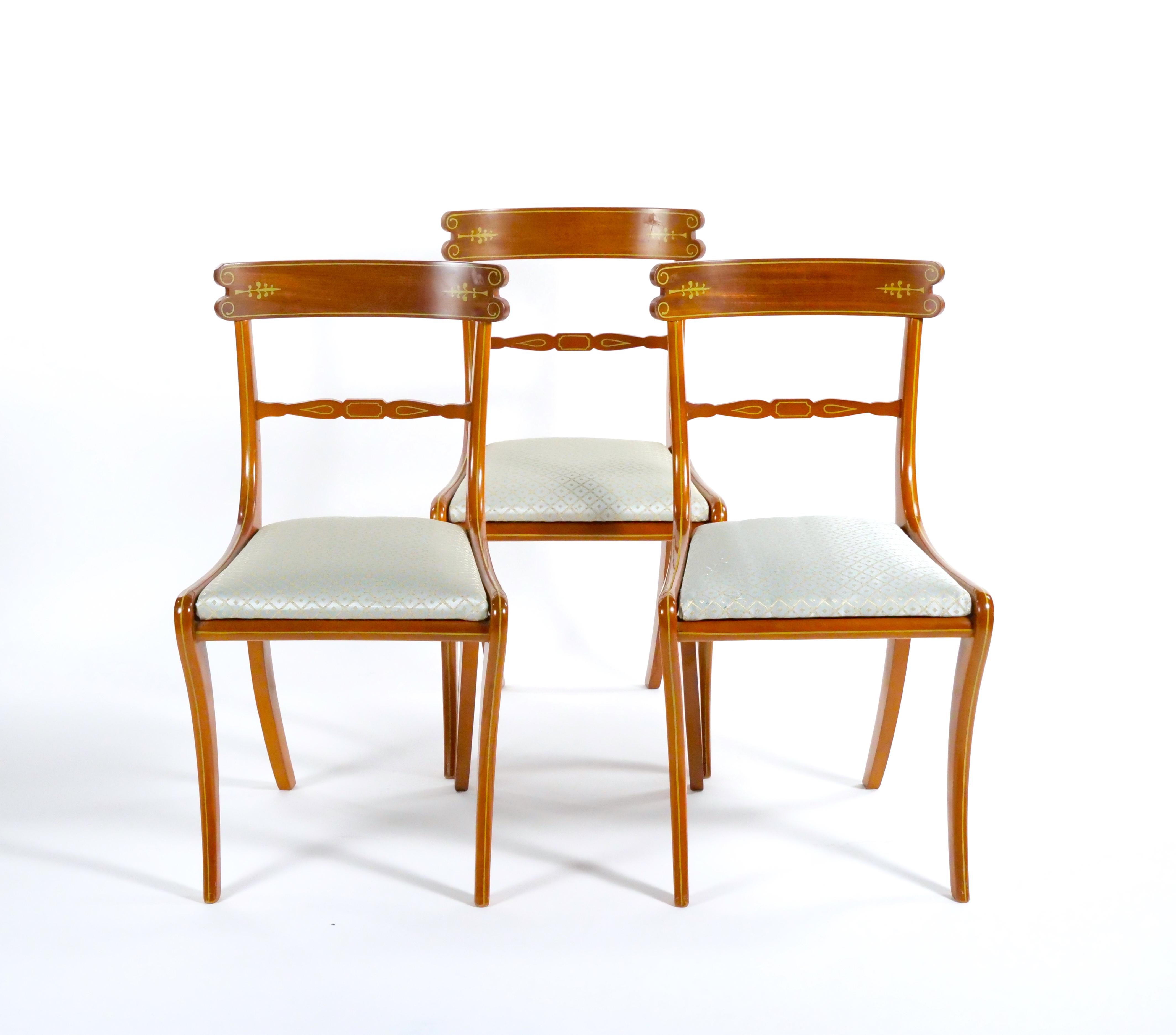 20ième siècle Ensemble de chaises de salle à manger en acajou encadré / doré / dix en vente