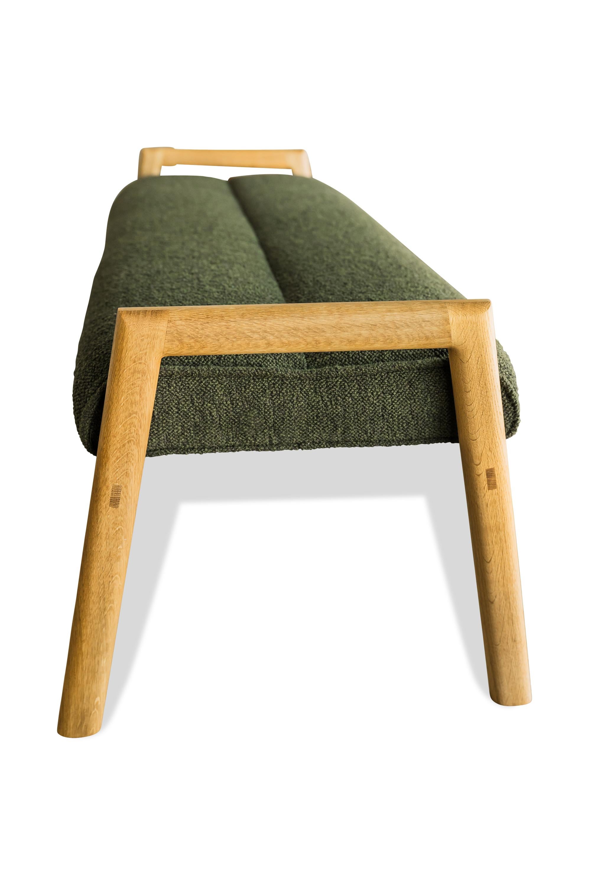 Banco MORESBY enmarcado en nogal con asiento Maharam Hearth Downfield Boucle en venta 2