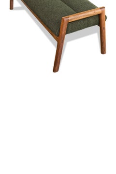 Gerahmte MORESBY-Bank aus Nussbaumholz mit Maharam Hearth Downfield Boucle-Sitz mit Rahmen