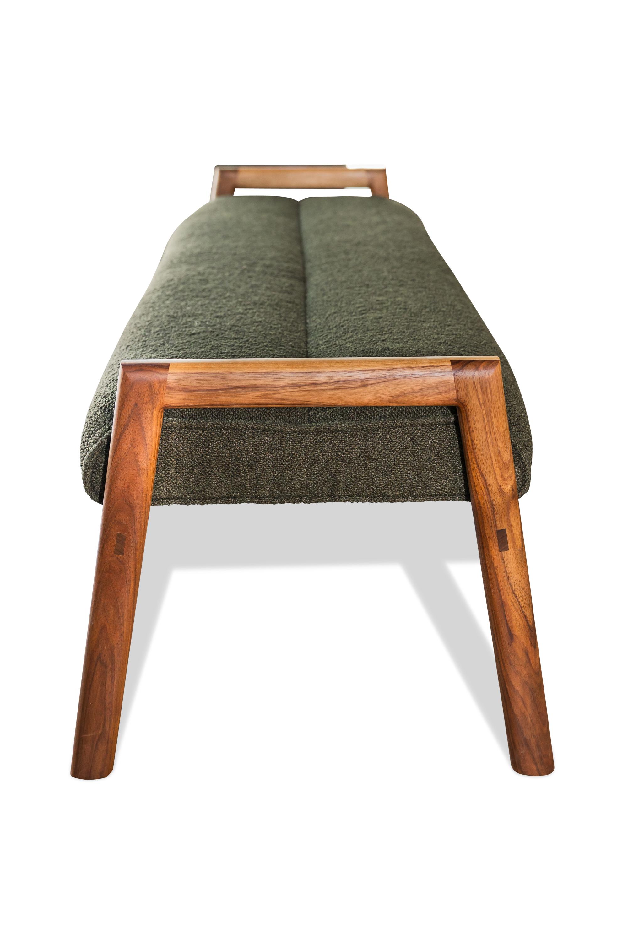 Banco MORESBY enmarcado en nogal con asiento Maharam Hearth Downfield Boucle Moderno de mediados de siglo en venta