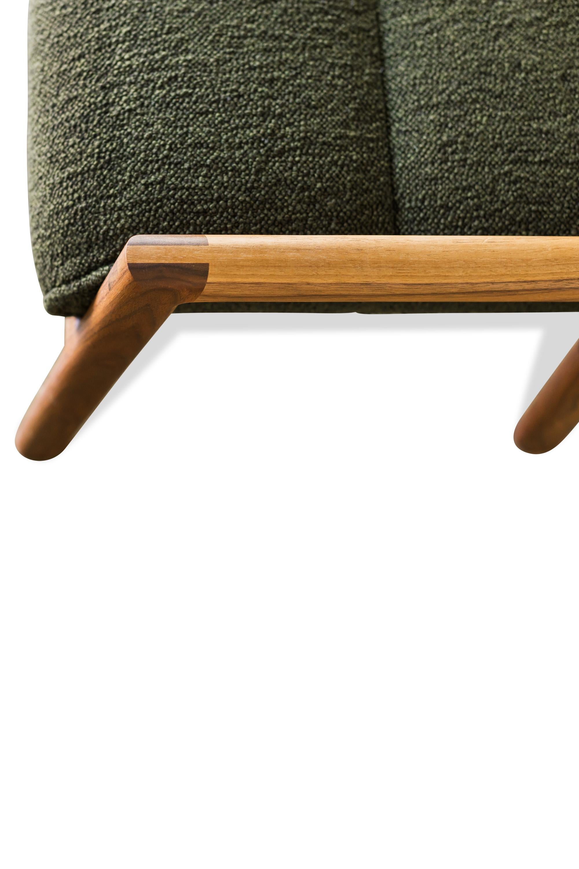 Banco MORESBY enmarcado en nogal con asiento Maharam Hearth Downfield Boucle Estadounidense en venta