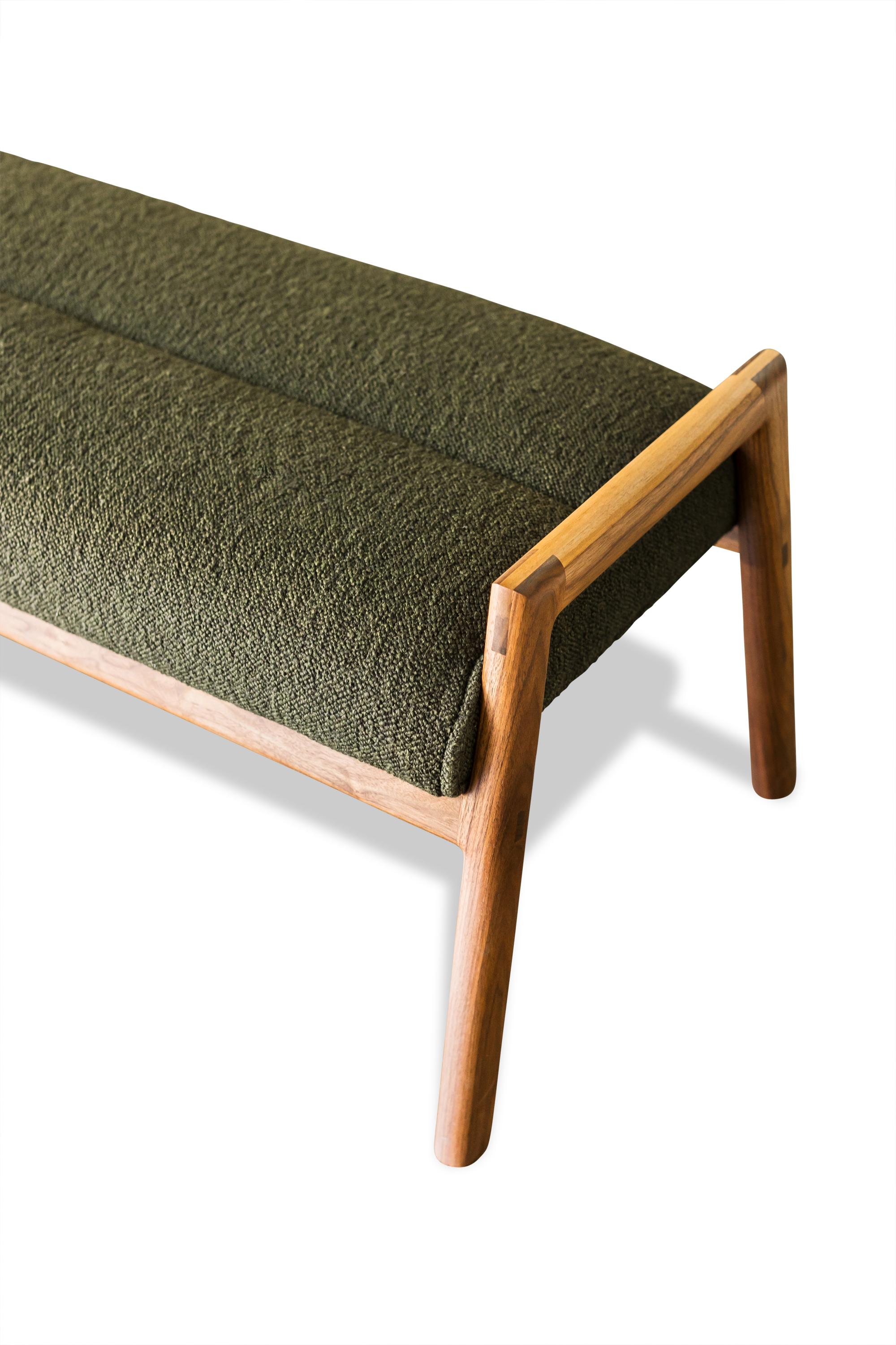 Banco MORESBY enmarcado en nogal con asiento Maharam Hearth Downfield Boucle Hecho a mano en venta