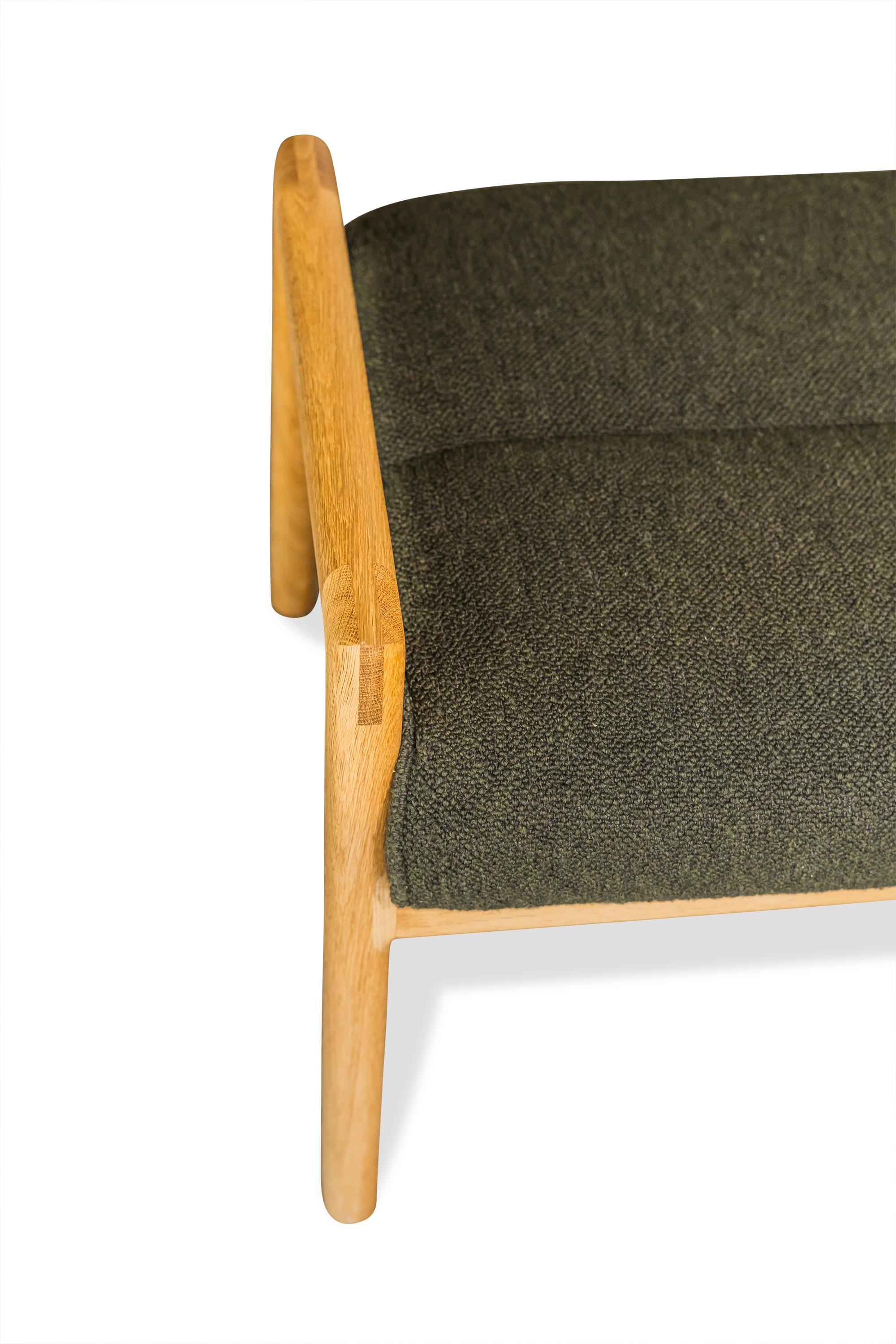 Banco MORESBY enmarcado en nogal con asiento Maharam Hearth Downfield Boucle en Nuevo estado para la venta en North Hollywood, CA