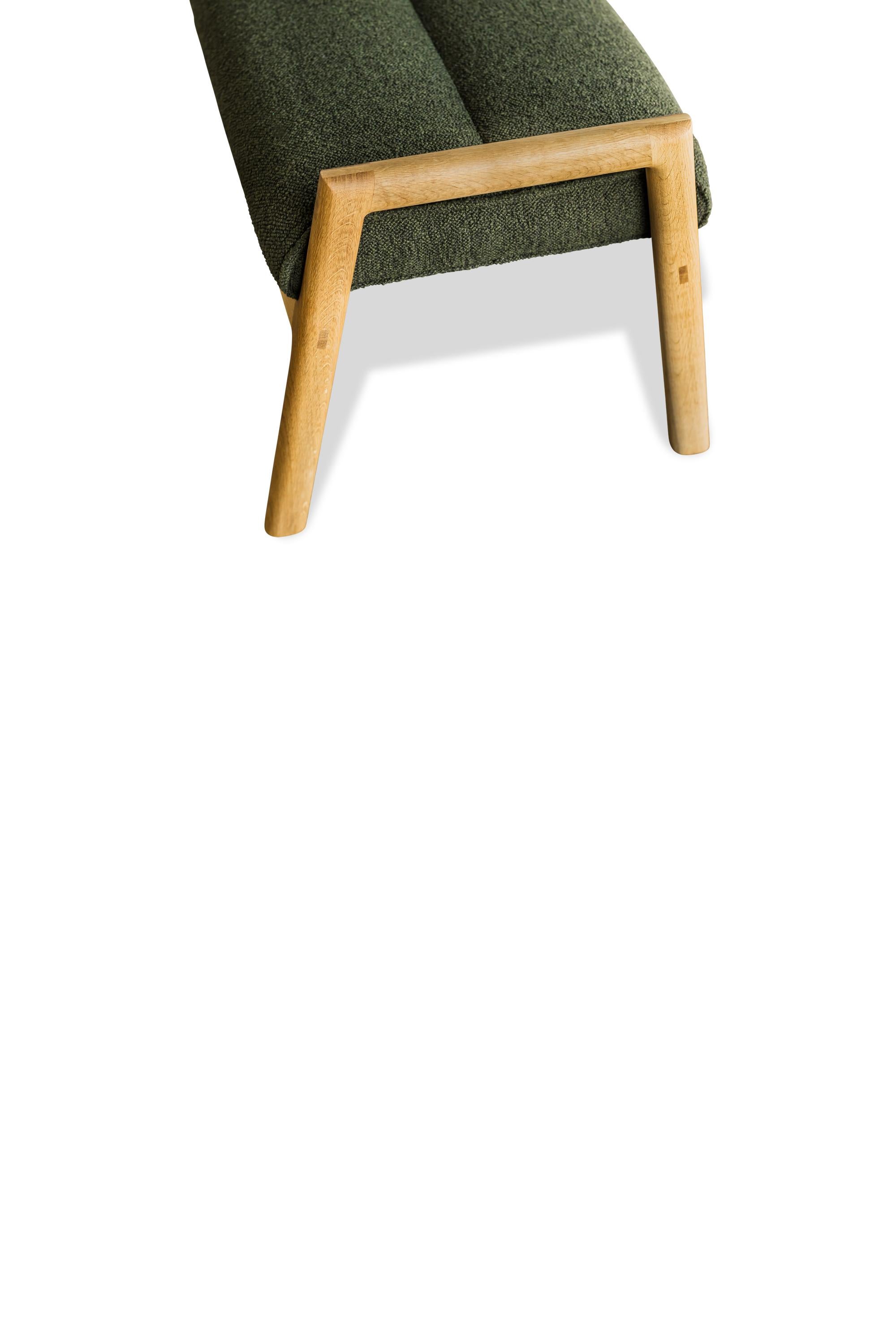 Banco MORESBY enmarcado en nogal con asiento Maharam Hearth Downfield Boucle Siglo XXI y contemporáneo en venta