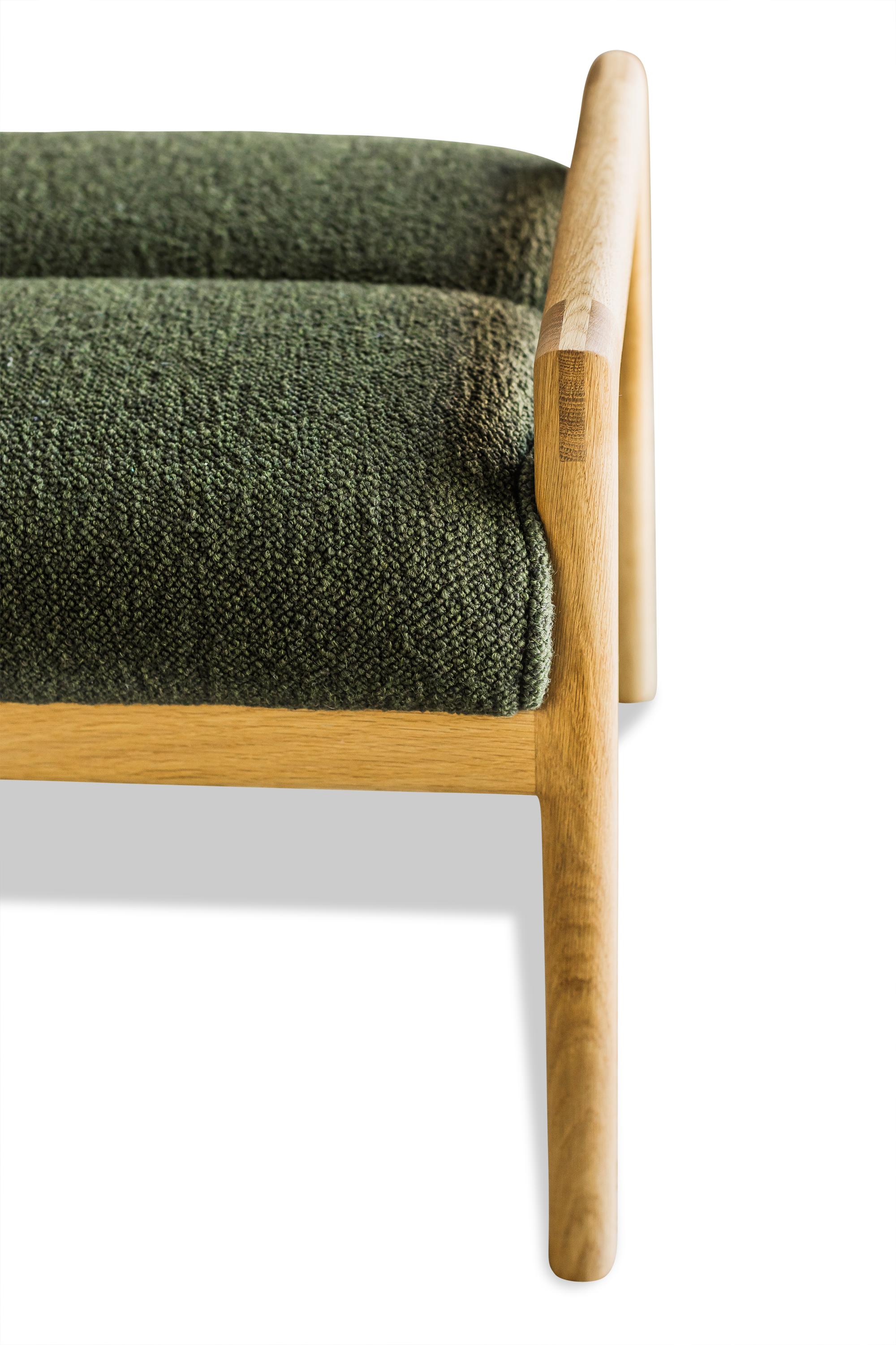 Banco MORESBY enmarcado en nogal con asiento Maharam Hearth Downfield Boucle Tela en venta